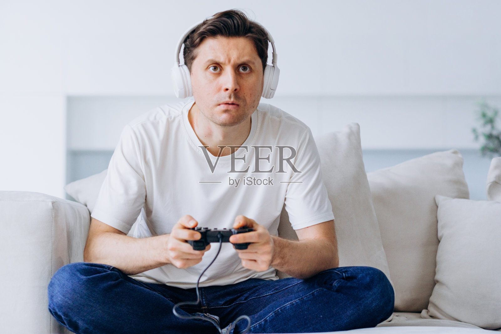 年轻男人用手柄玩接球游戏没完没了输掉了照片摄影图片