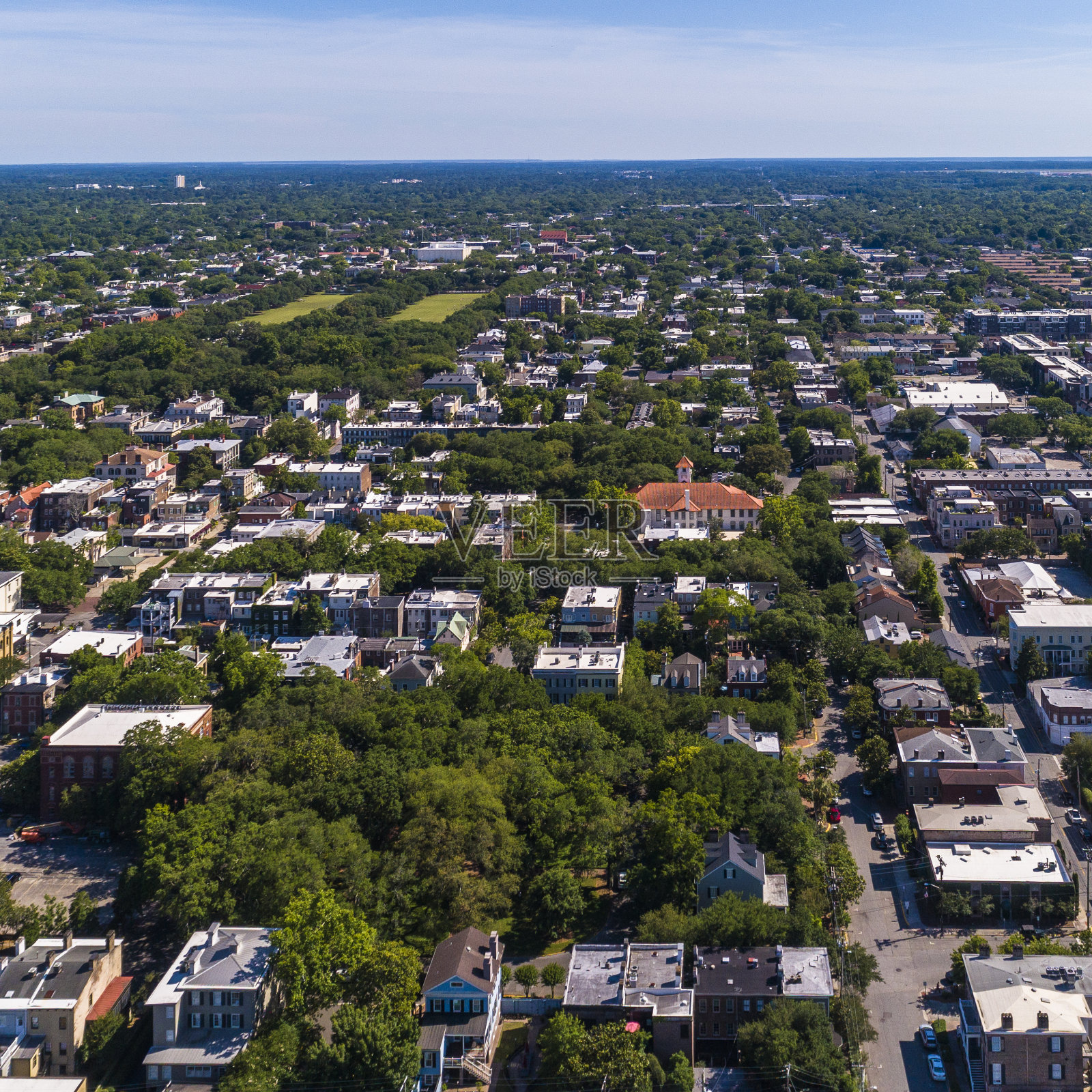 乔治亚州萨凡纳市中心与住宅区的历史街区鸟瞰图。照片摄影图片
