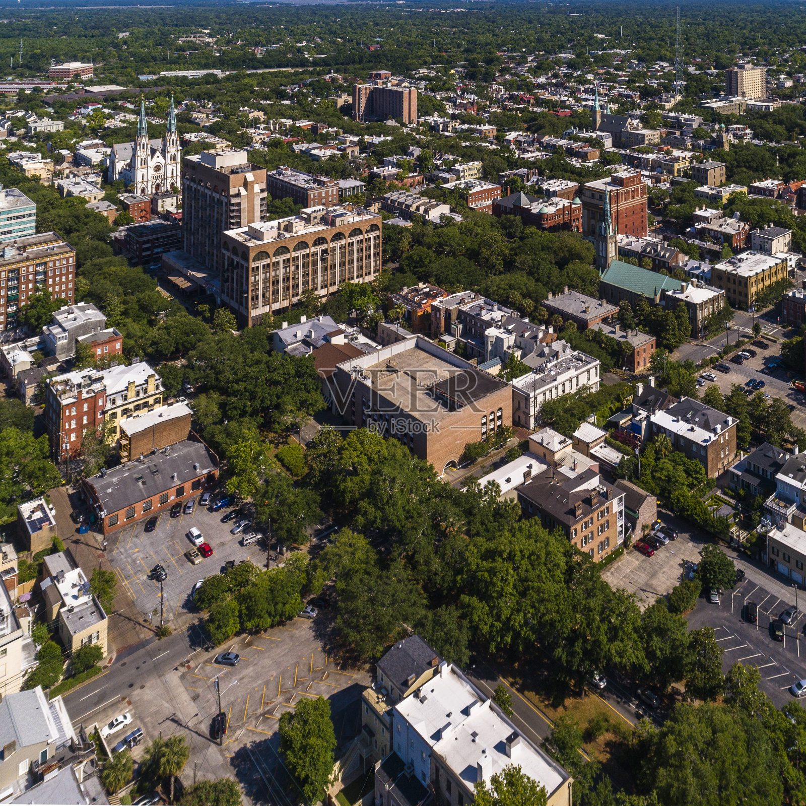 俯瞰乔治亚州萨凡纳市中心的历史街区，远处是圣约翰浸礼会大教堂。照片摄影图片