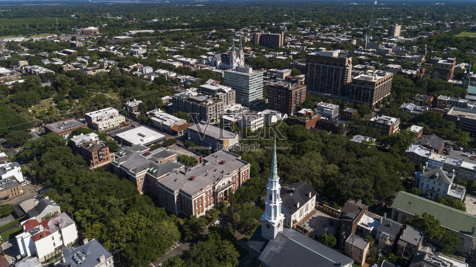 日落前的傍晚，乔治亚州萨凡纳市中心的历史街区鸟瞰图，前景是独立长老会教堂。照片摄影图片