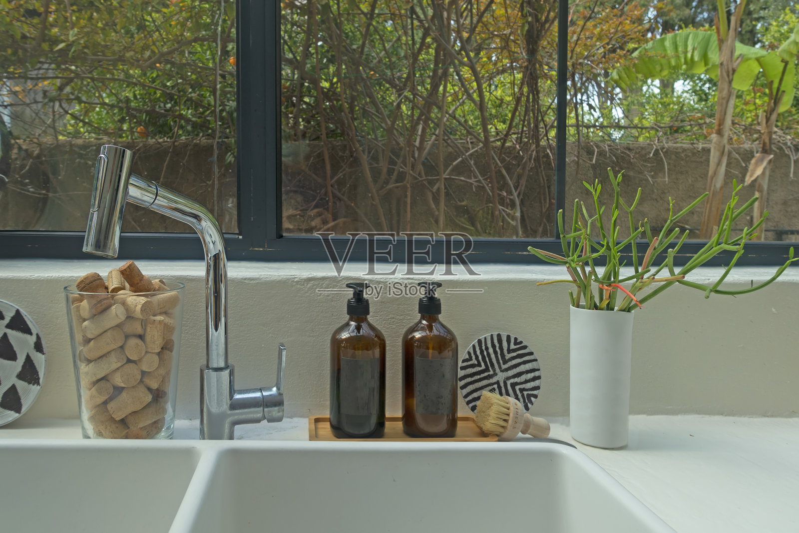 现代水槽在厨房装饰。照片摄影图片