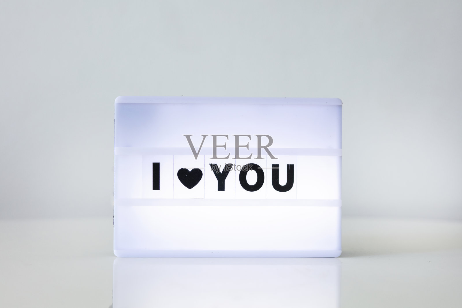 我爱你字概念与灯箱。照片摄影图片