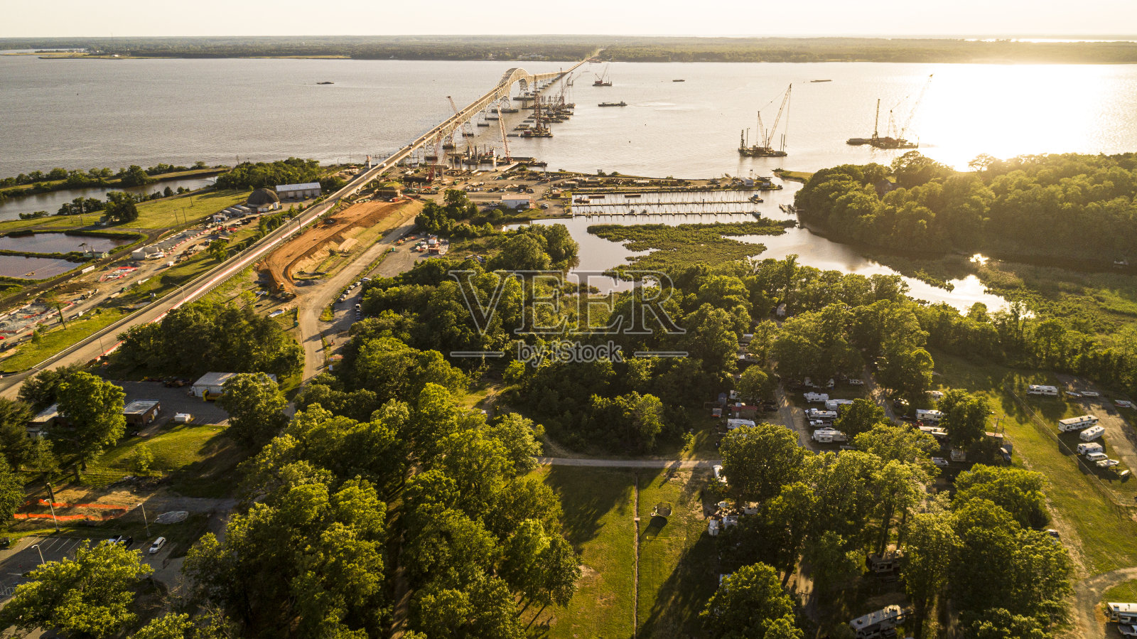 森林中的公共房车露营拖车公园鸟瞰图，在波托马克河上的建筑前，在连接弗吉尼亚州和马里兰州的州长哈里·w·尼斯纪念/参议员托马斯·“麦克”米德尔顿桥附近。照片摄影图片