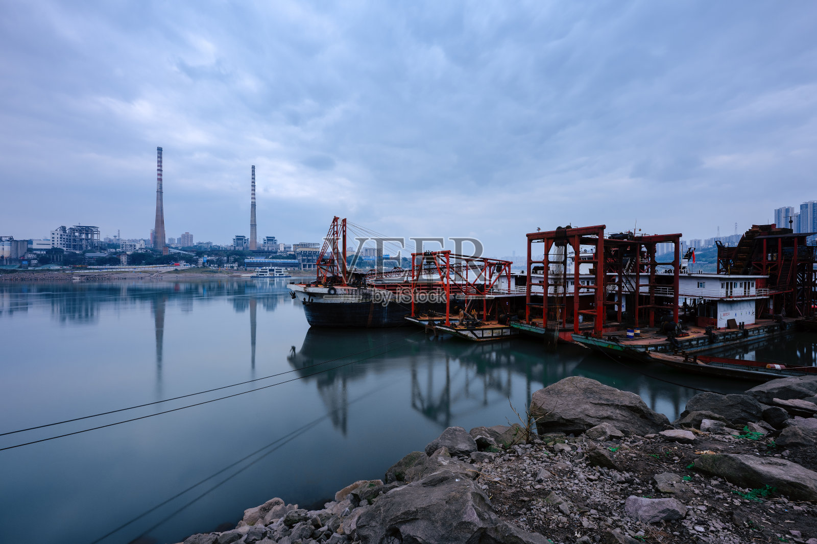 下午重庆河畔照片摄影图片