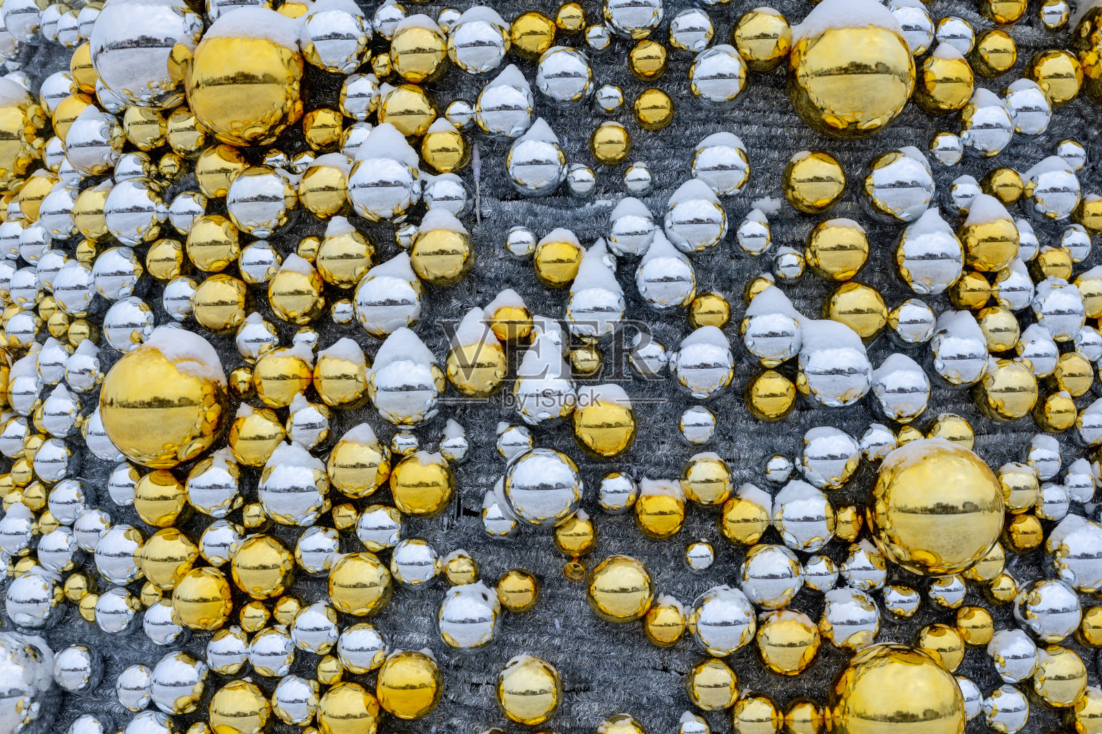 许多闪亮的球，有银色的，有金色的，在圣诞树上照片摄影图片