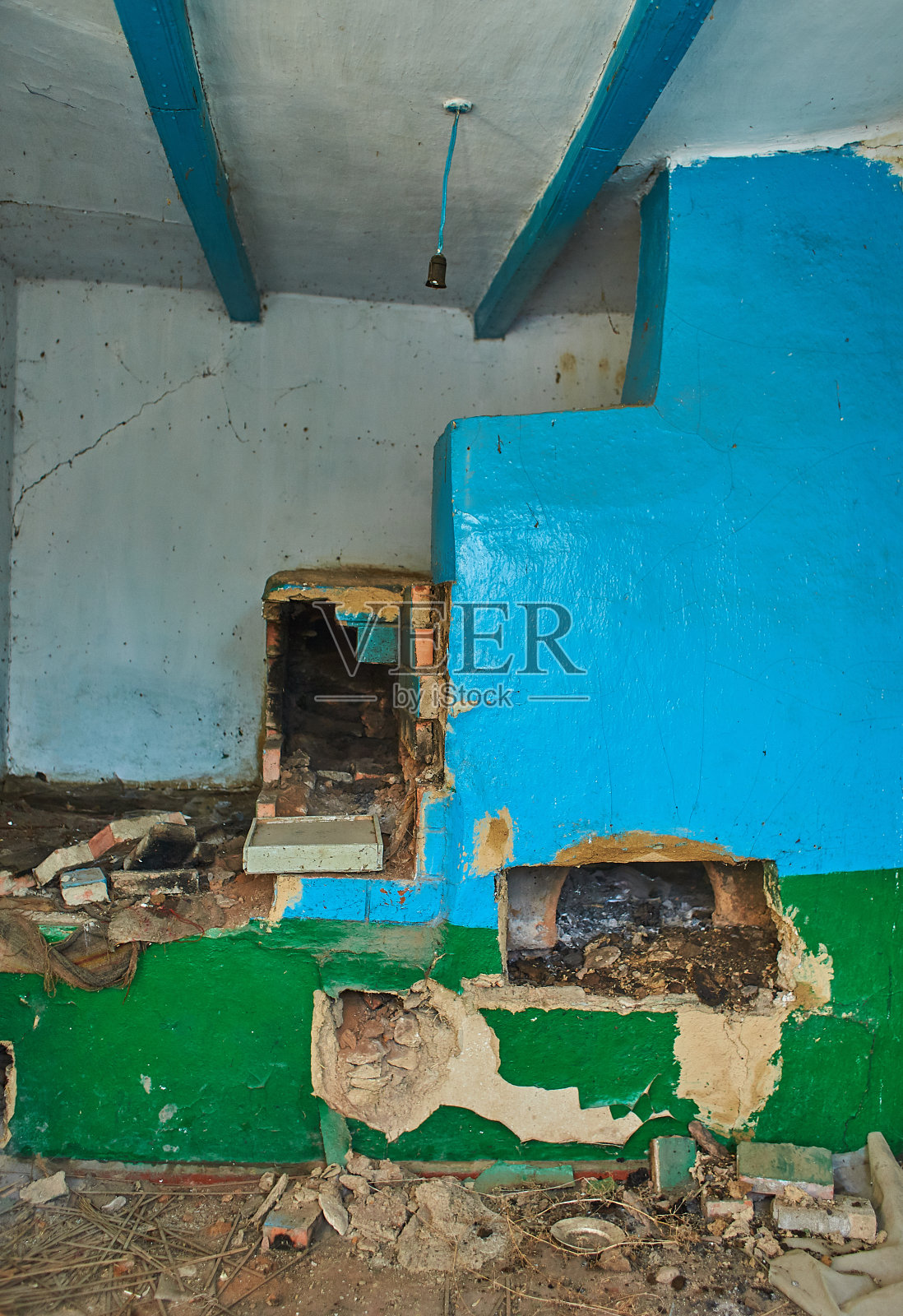 有许多砖孔的废弃旧火炉照片摄影图片