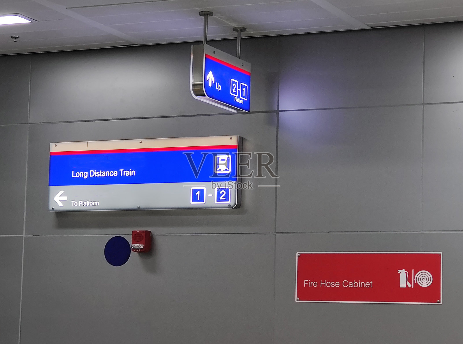 方向和消防水龙带柜标志，泰国曼谷照片摄影图片