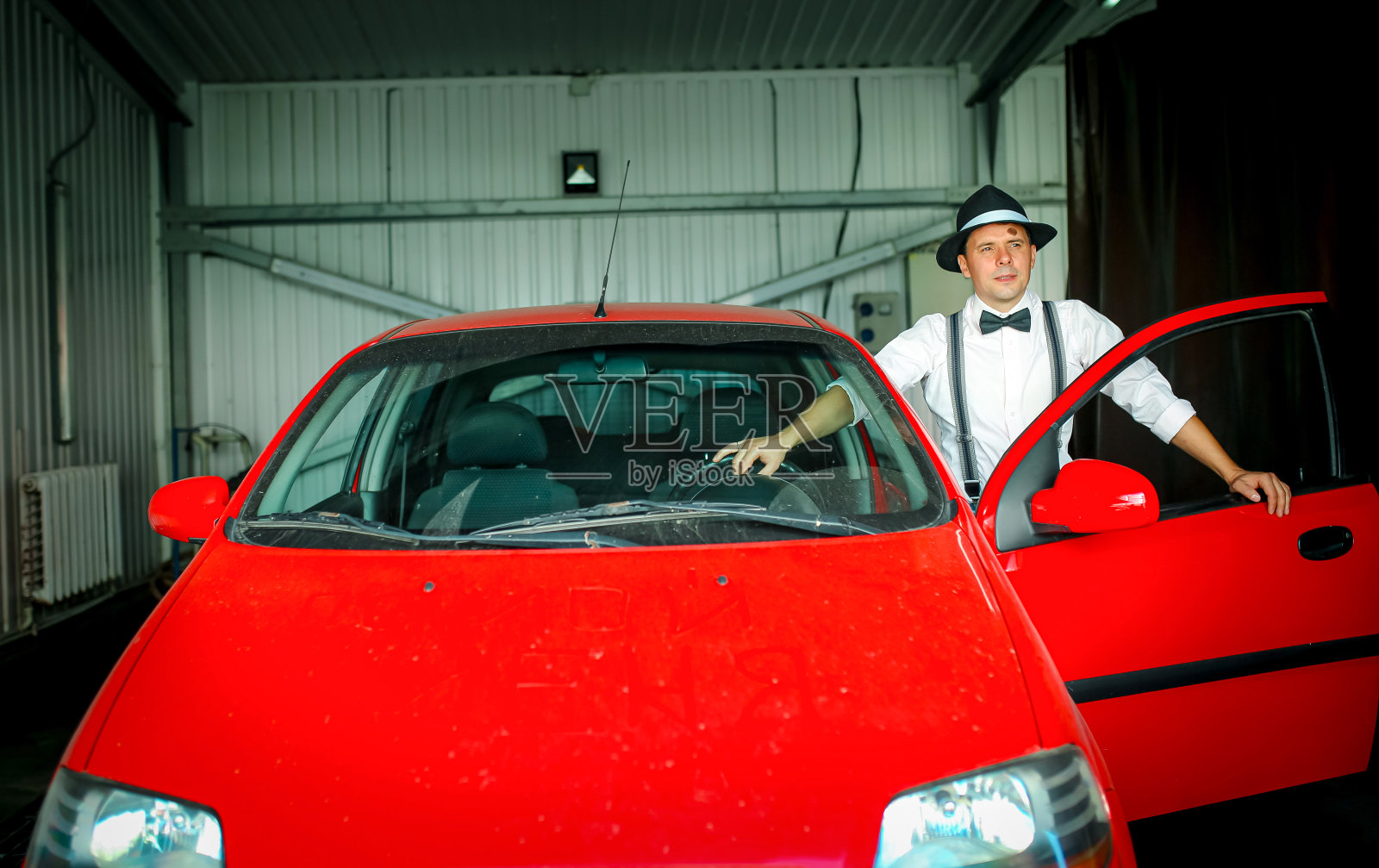 一个年轻人在洗车场洗车。自助洗车照片摄影图片