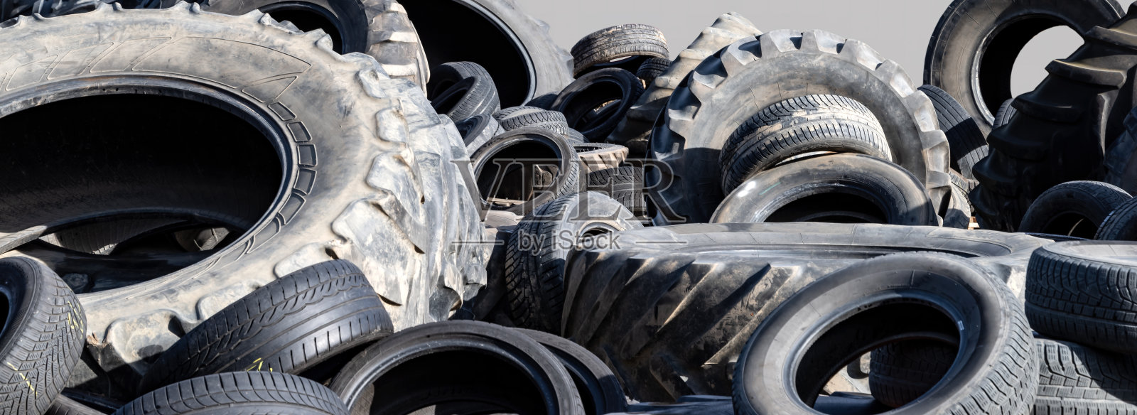 汽车和卡车的旧轮胎。可用于橡胶回收或处理照片摄影图片