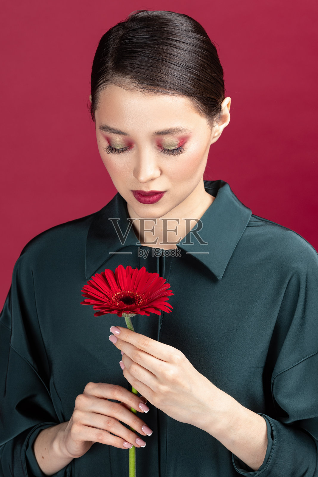 年轻的新鲜女性捧着漂亮的红色草本照片摄影图片