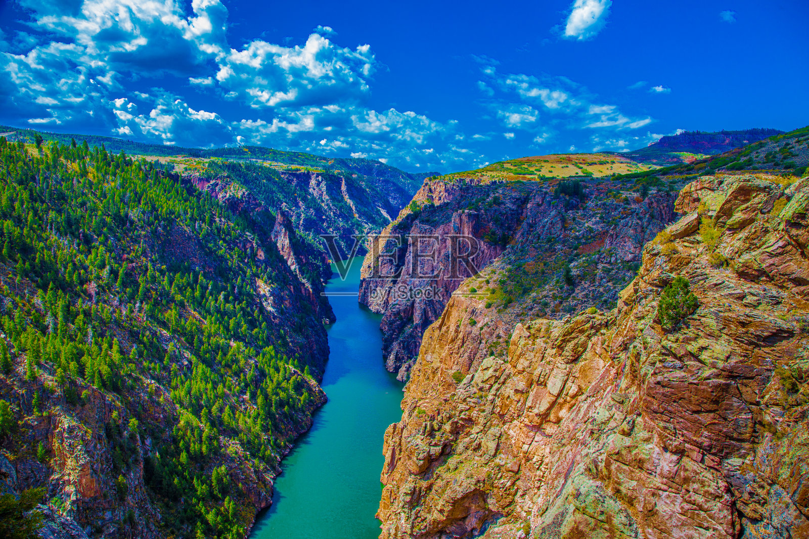 科罗拉多的甘尼逊河在蓝色的天空中流过峡谷。照片摄影图片
