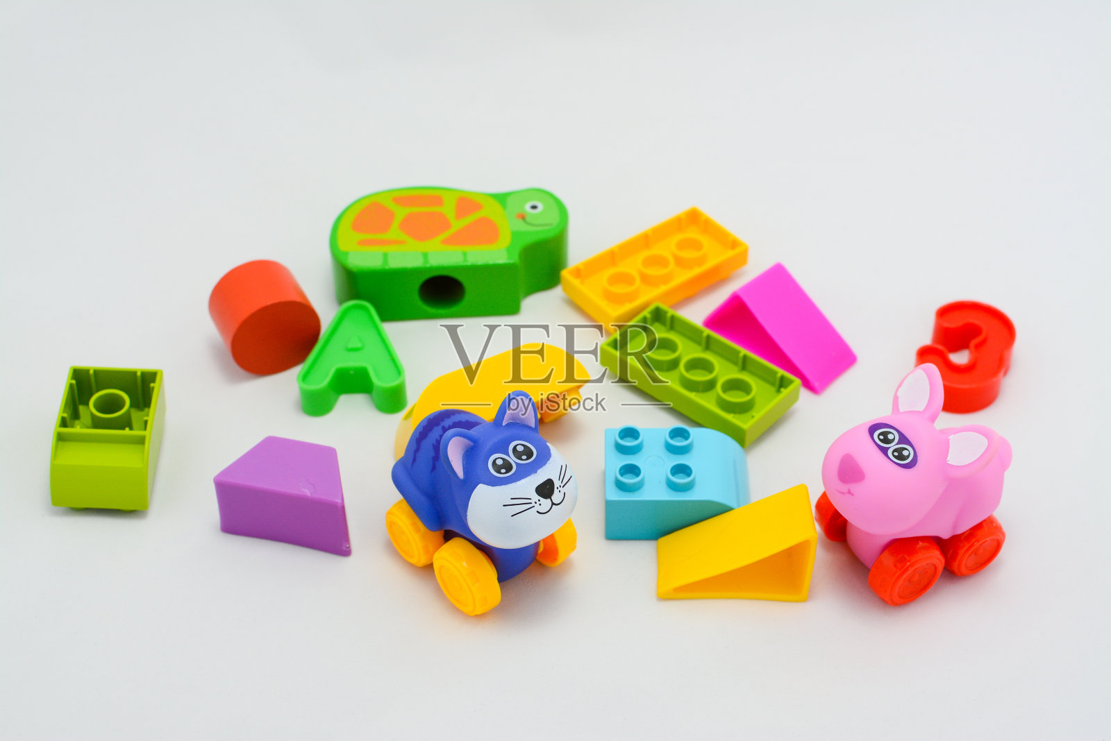 由木头和塑料制成的五颜六色的婴儿玩具照片摄影图片