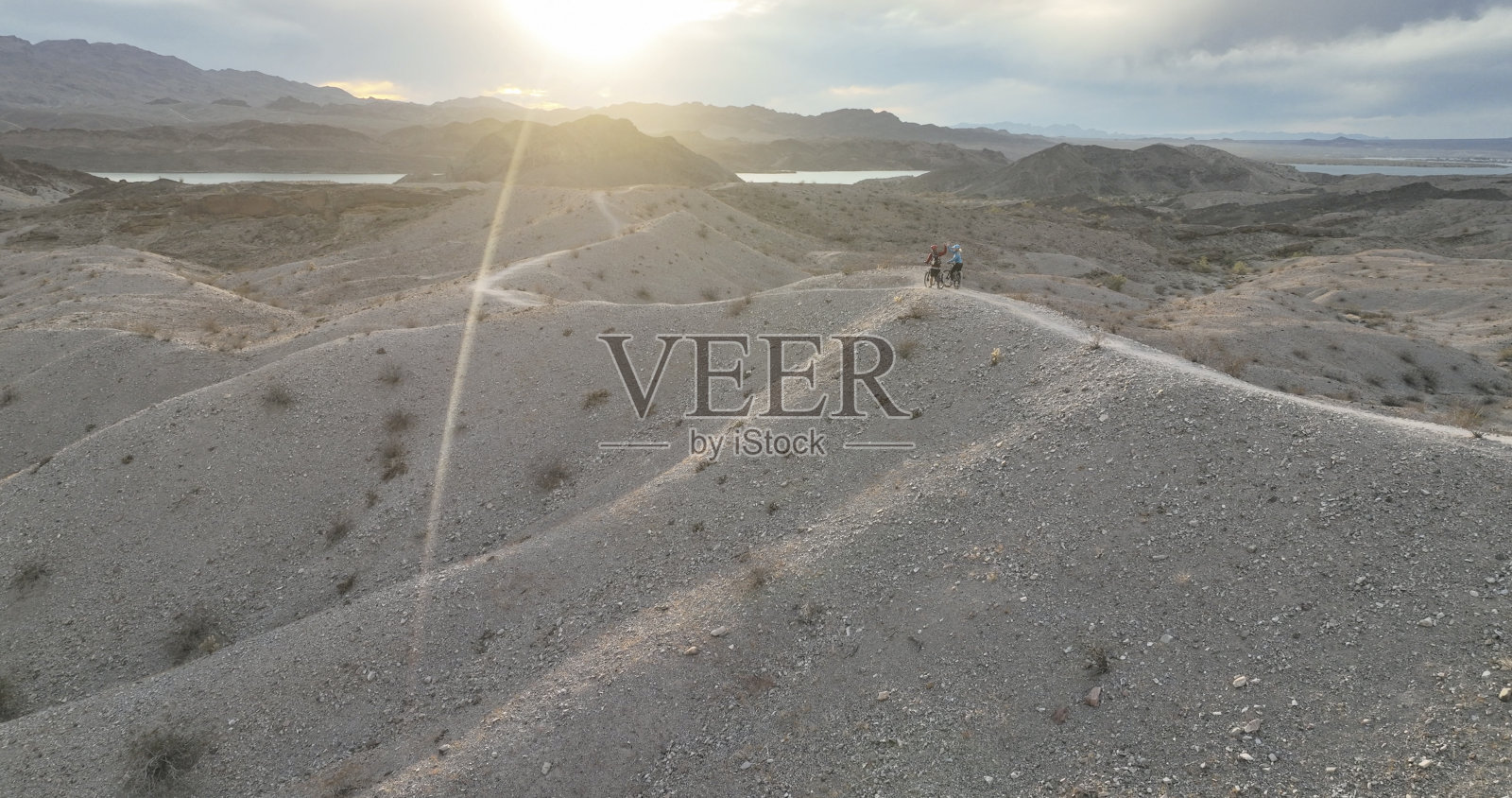 山地车在山脊上放松的鸟瞰图照片摄影图片