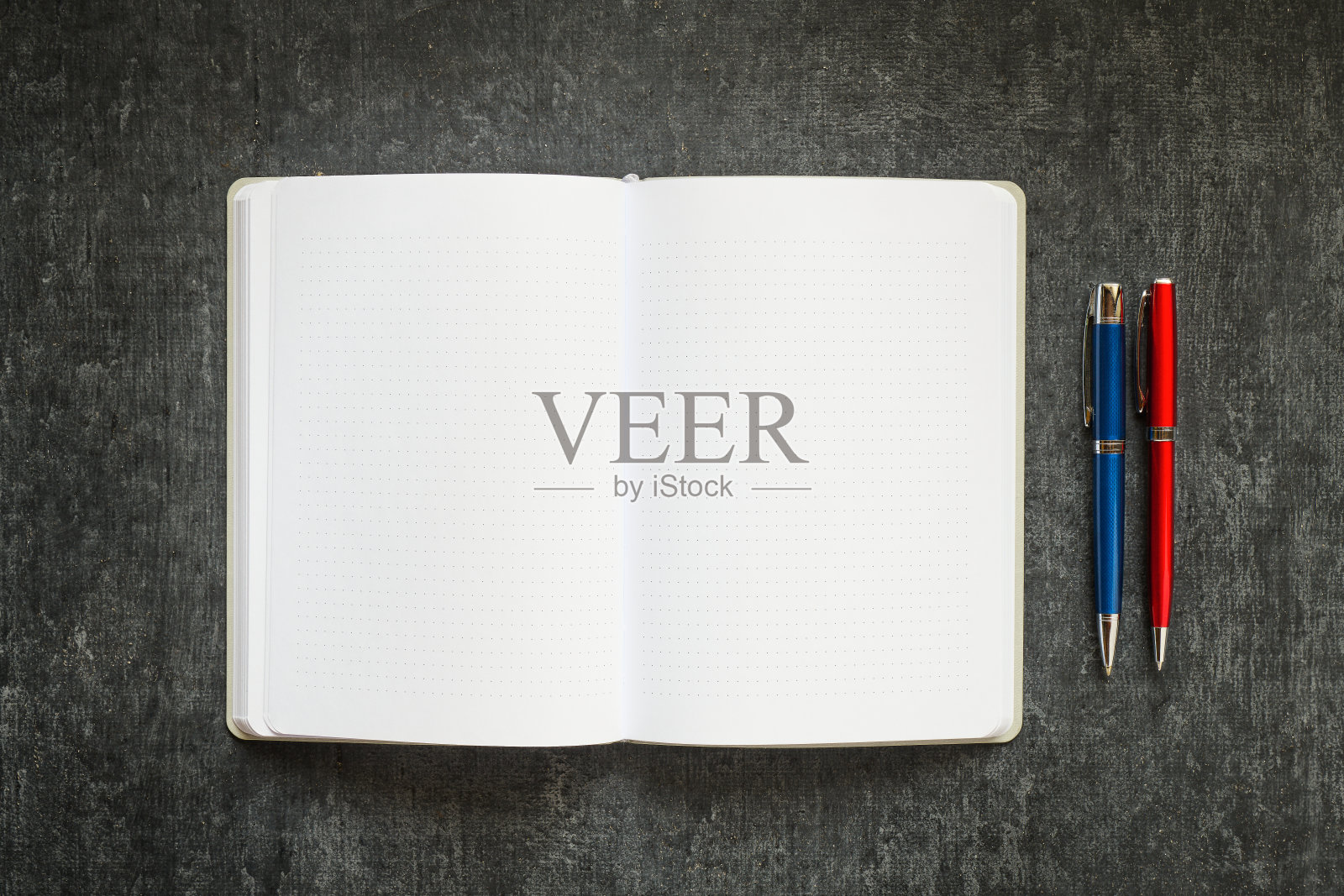 打开空白笔记本和2个彩色金属笔在深灰色的背景照片摄影图片