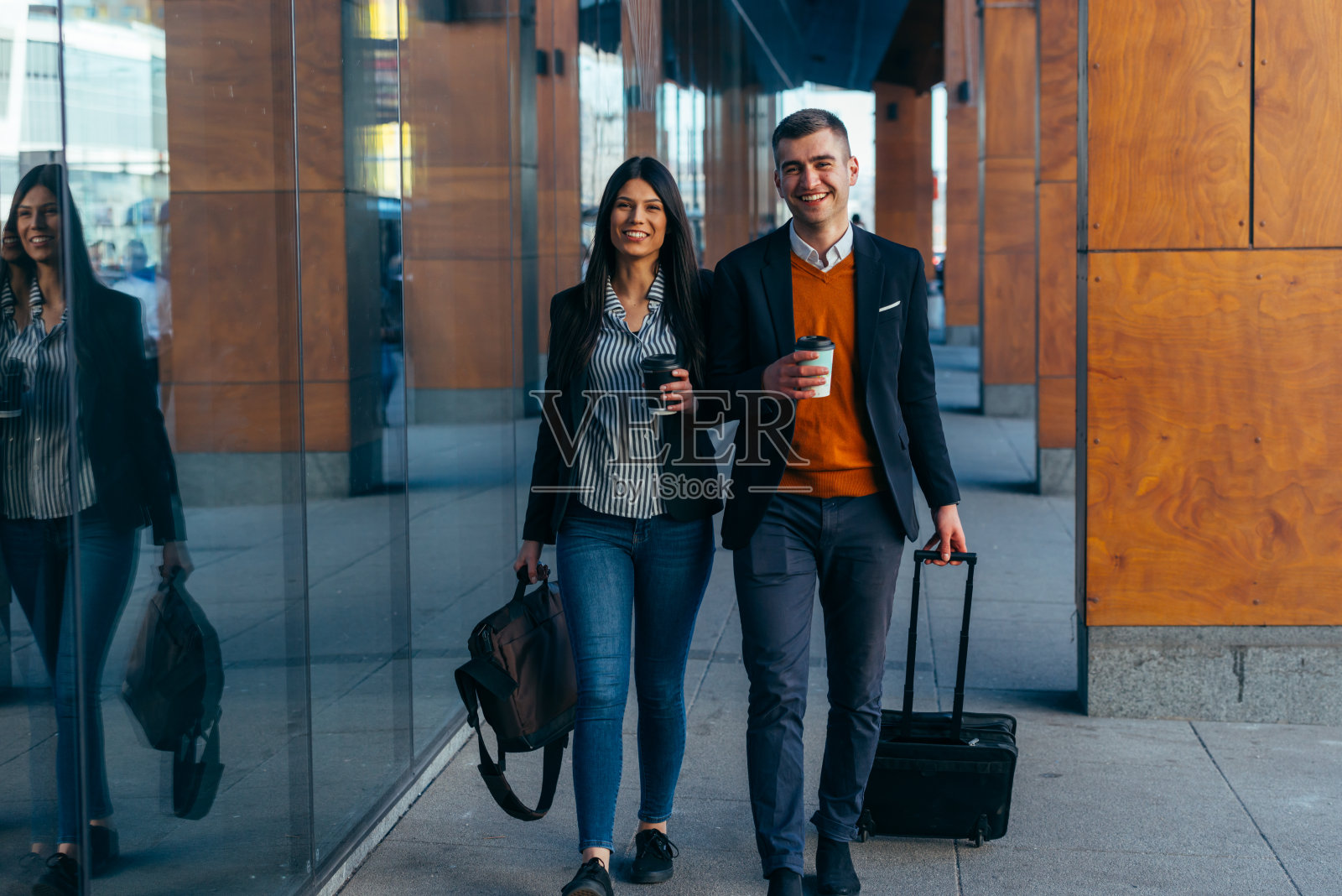商务夫妇走过一个未来的现代车站照片摄影图片