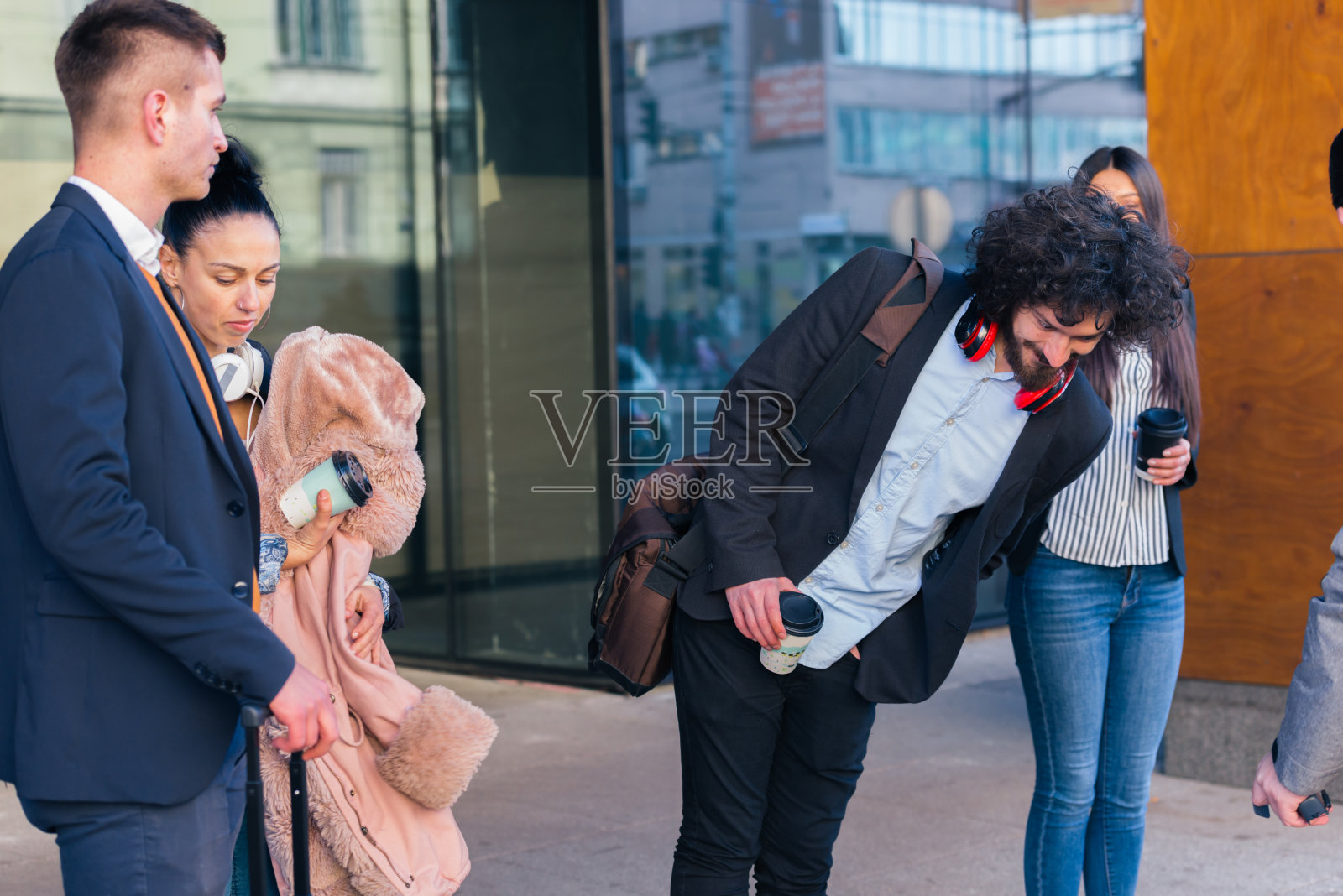 站在一起聊天的同事照片摄影图片