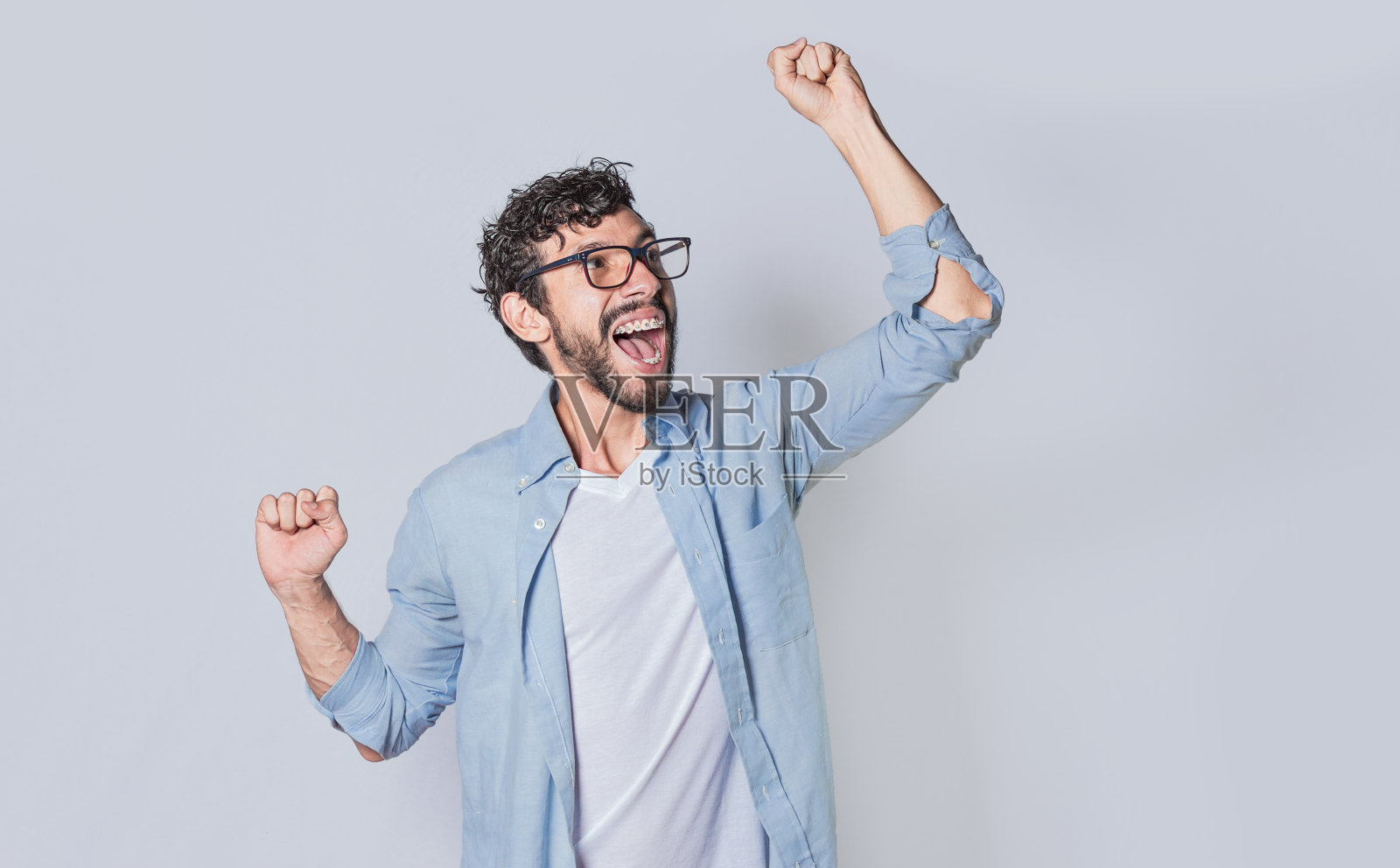 男人举手示意胜利，拉丁男人举手示意胜利照片摄影图片