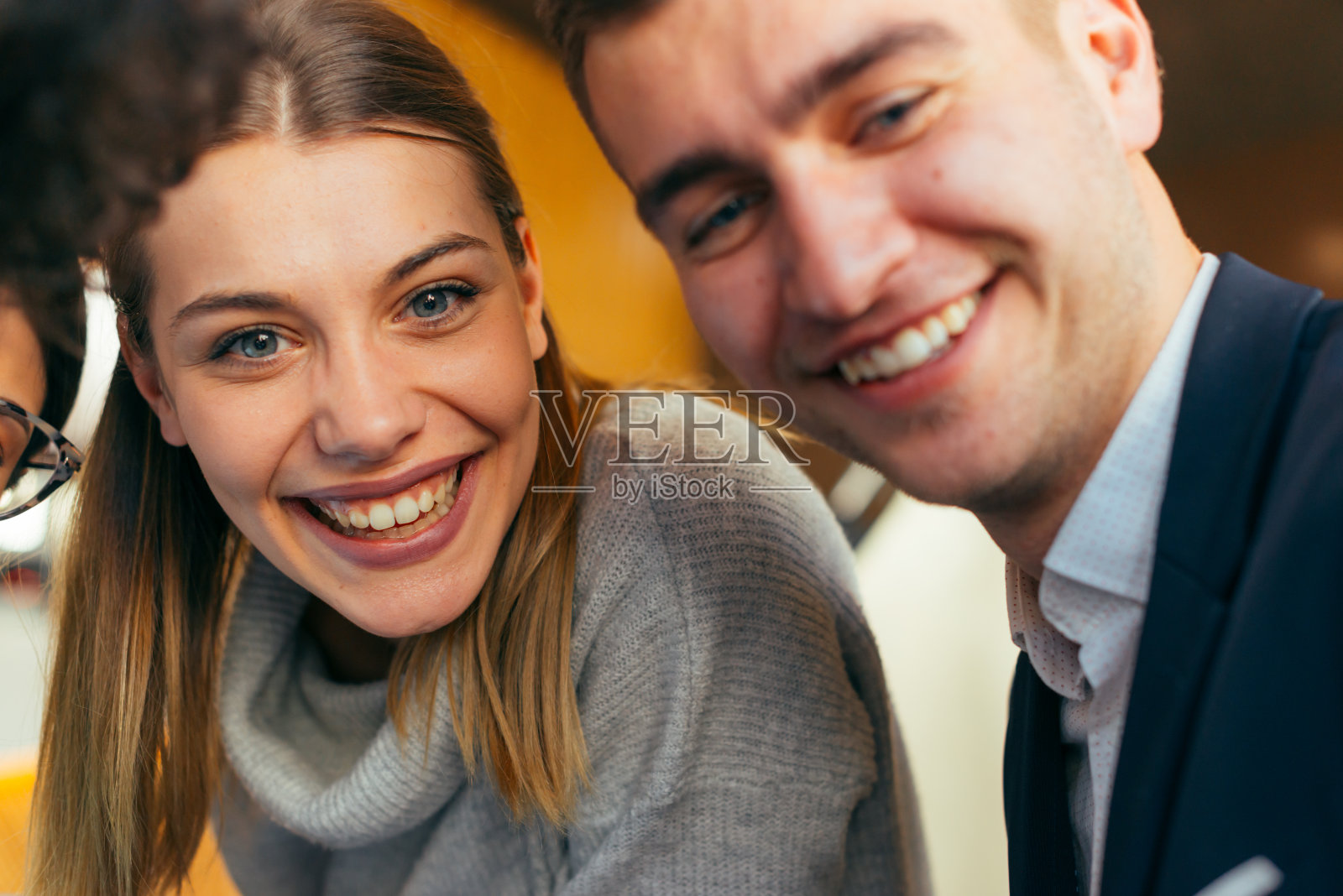 一群年轻的多民族朋友聚在一起，在咖啡馆里玩得很开心照片摄影图片