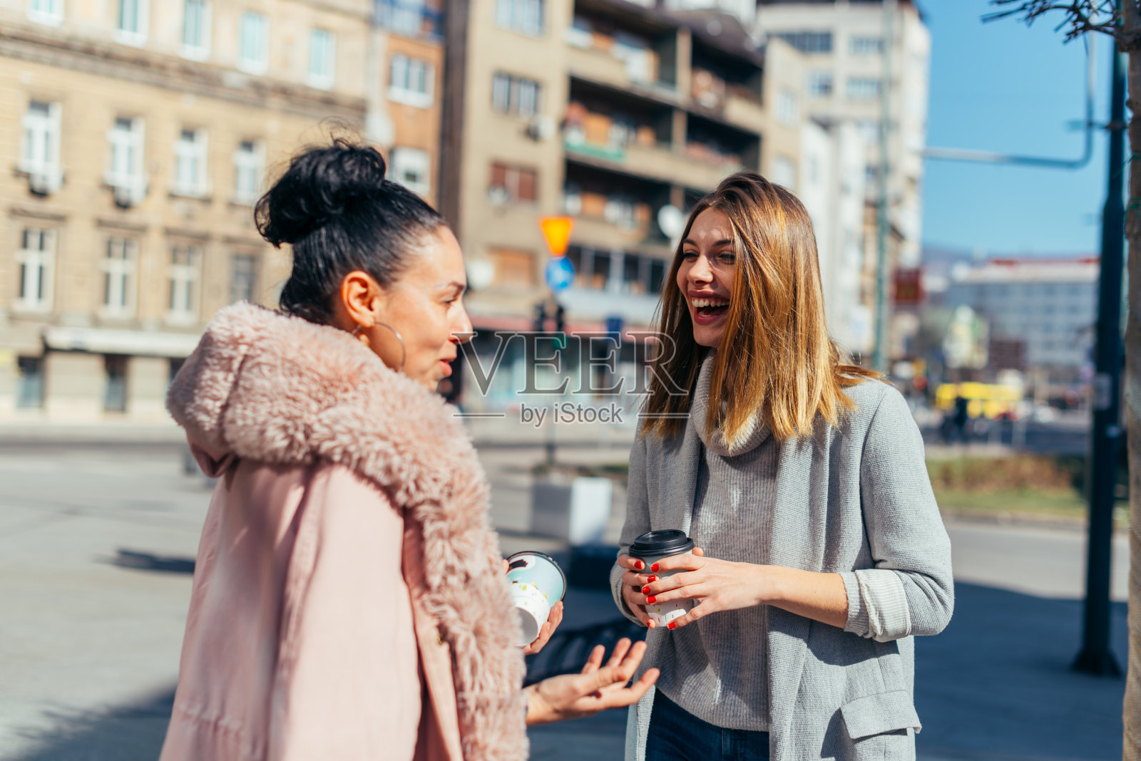 和朋友在户外享受秋日阳光的漂亮女人照片摄影图片