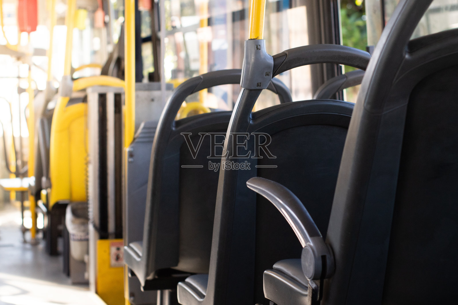 从一辆载有乘客的巴士里看到的景象照片摄影图片