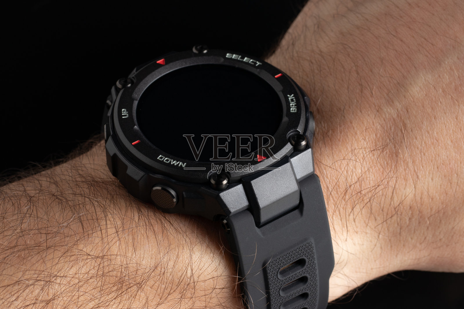 人手戴智能手表。可穿戴设备的概念照片摄影图片