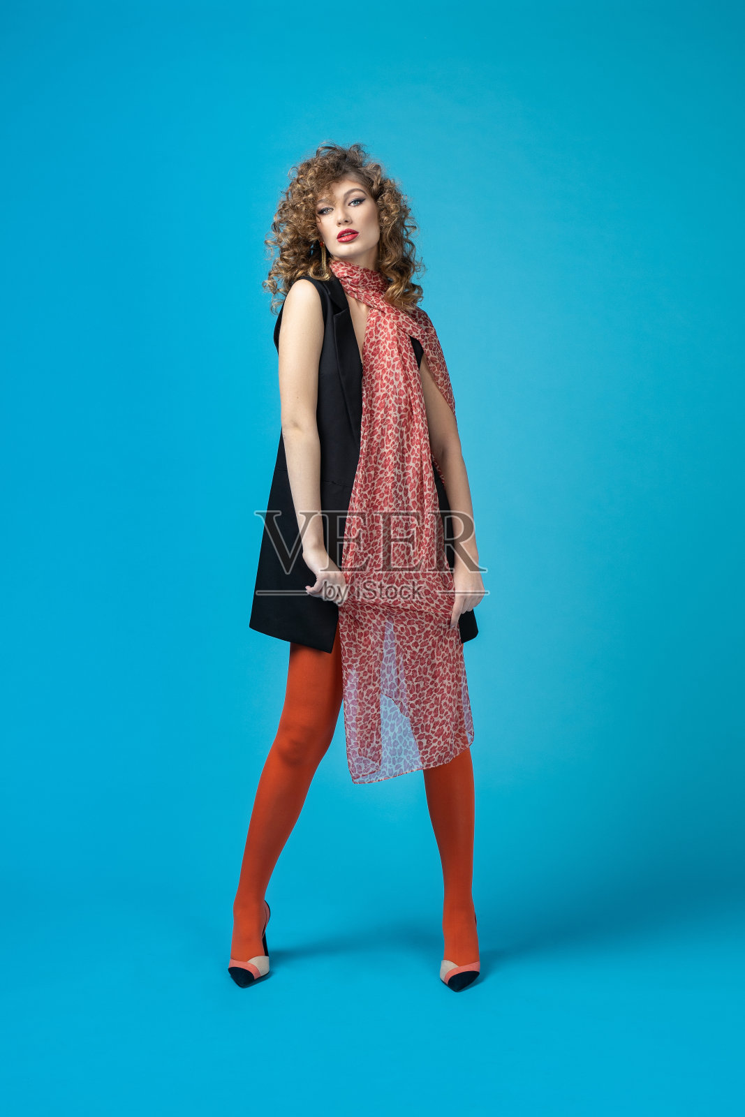 美丽时尚女性全身肖像，空间概念。一个年轻迷人的模特的艺术肖像。幻想风格。魅力时尚女孩照片摄影图片