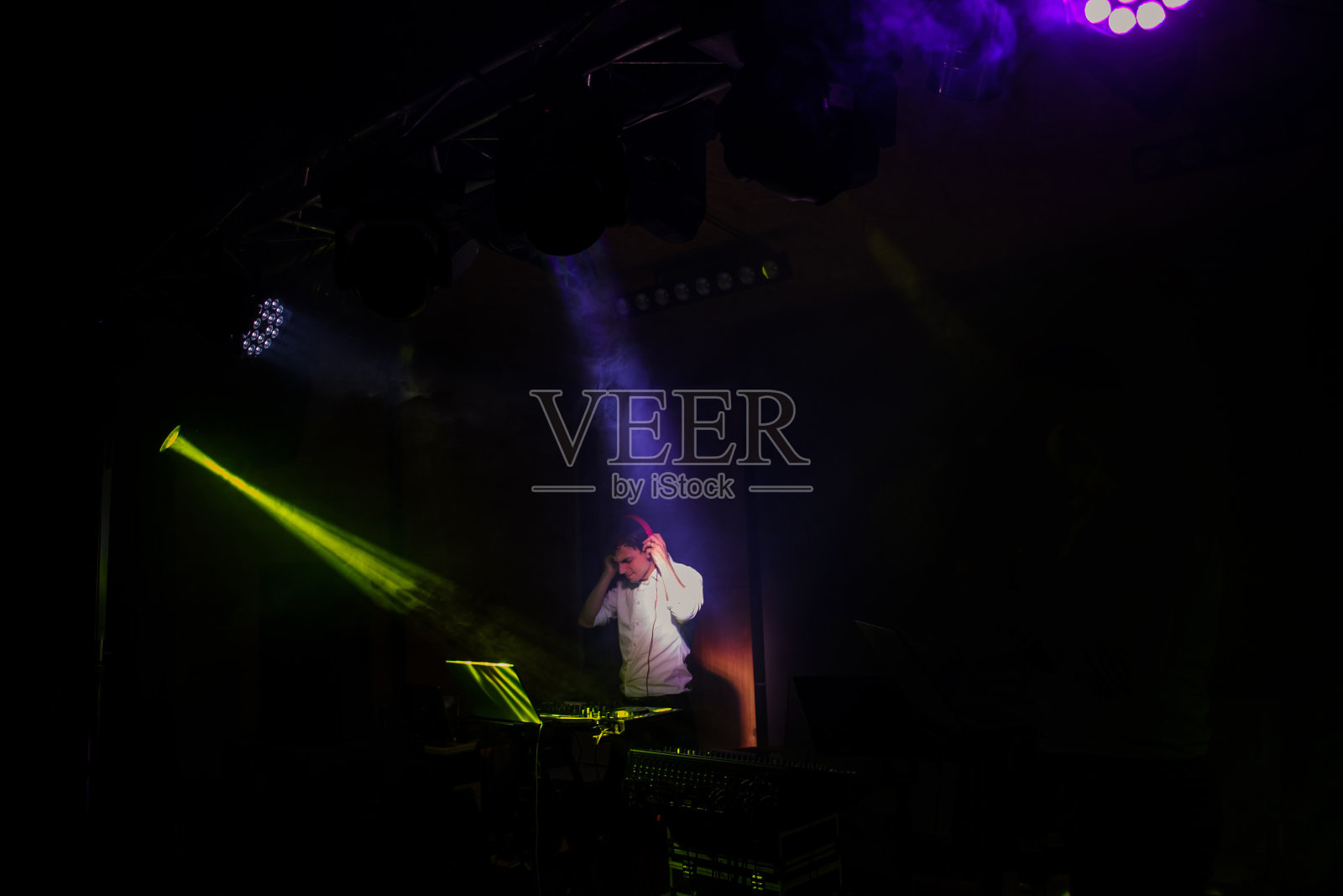 年轻漂亮的DJ照片摄影图片