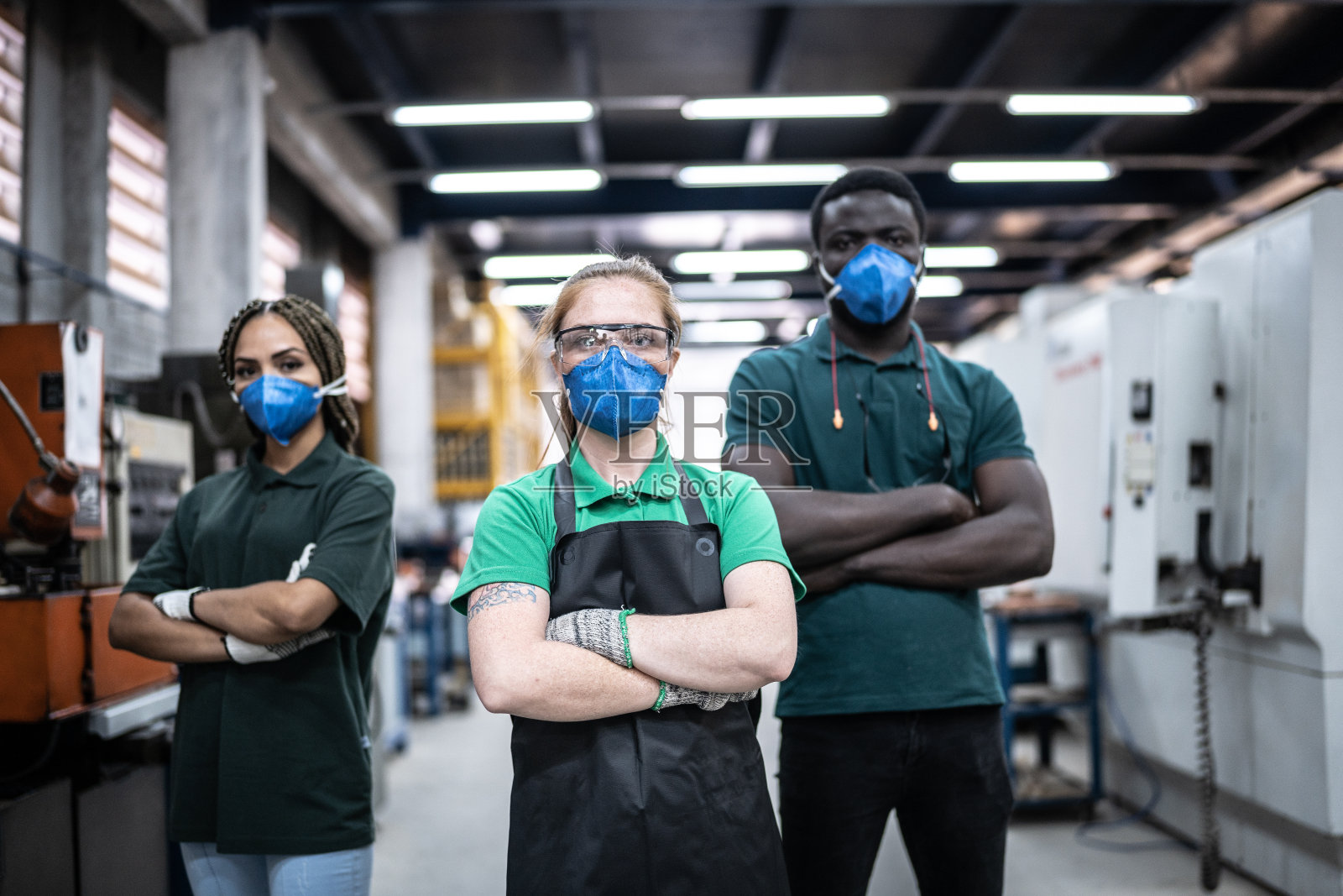 工厂/工业工人的肖像——戴着口罩照片摄影图片