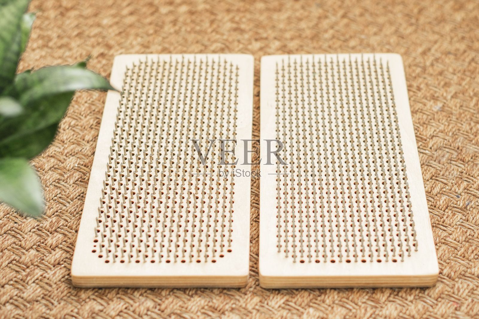 撒胡板与钉子躺在地板上，准备练习。在家练习站在钉子上照片摄影图片