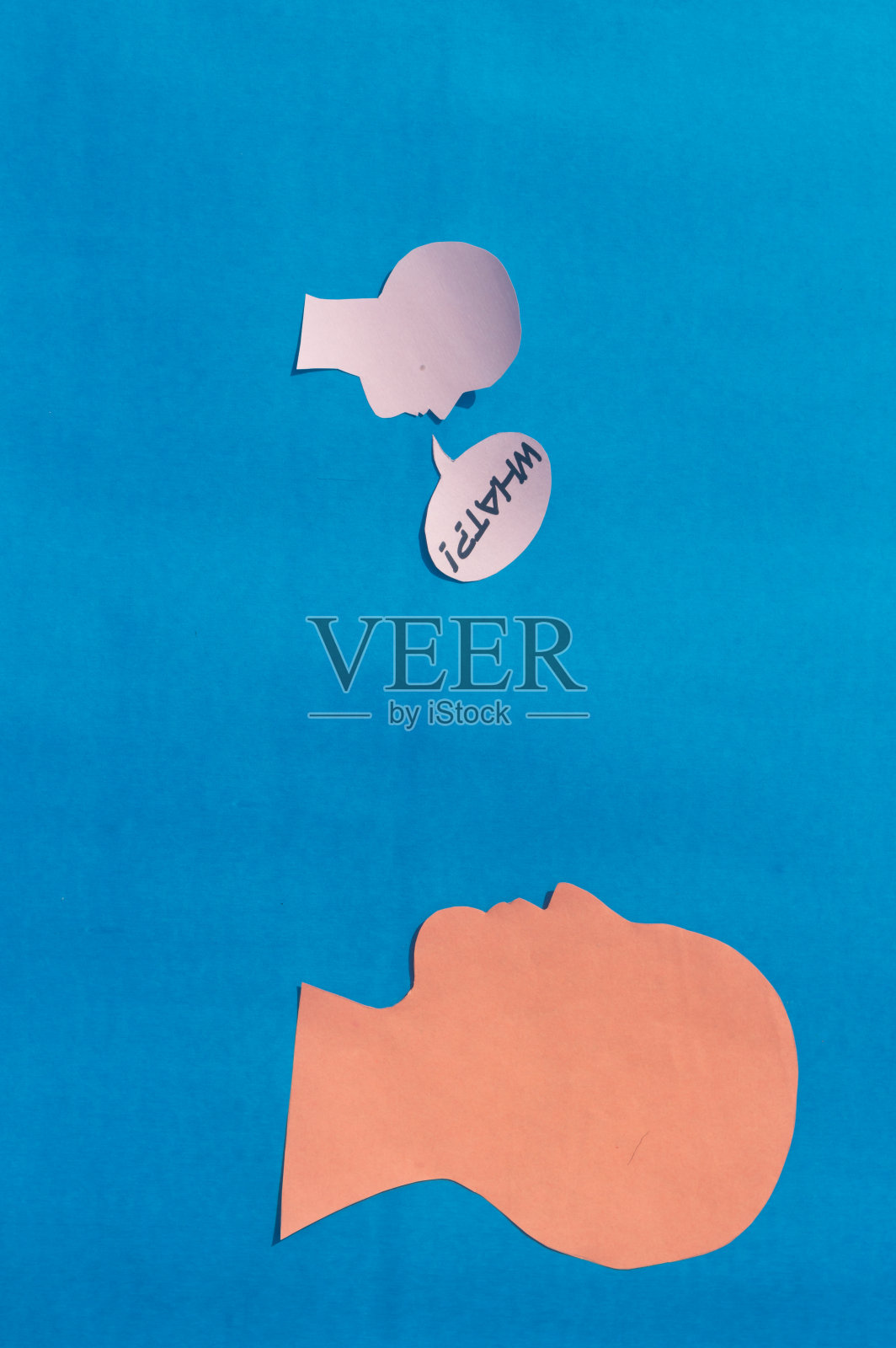 两张纸上的人脸用什么问号在蓝色的背景上隔开。概念性的图片，展示了从有伟大思想的小人物到大人物的重大问题。照片摄影图片