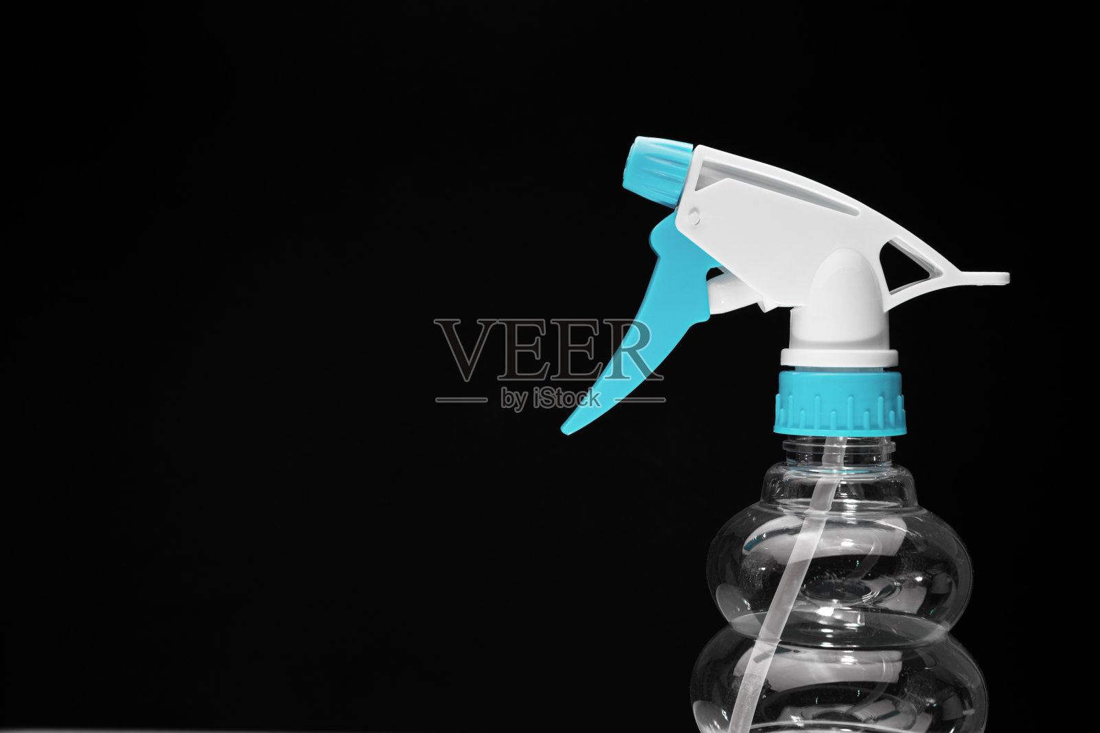 喷雾器上的黑色背景。用于喷射液体的喷雾器照片摄影图片