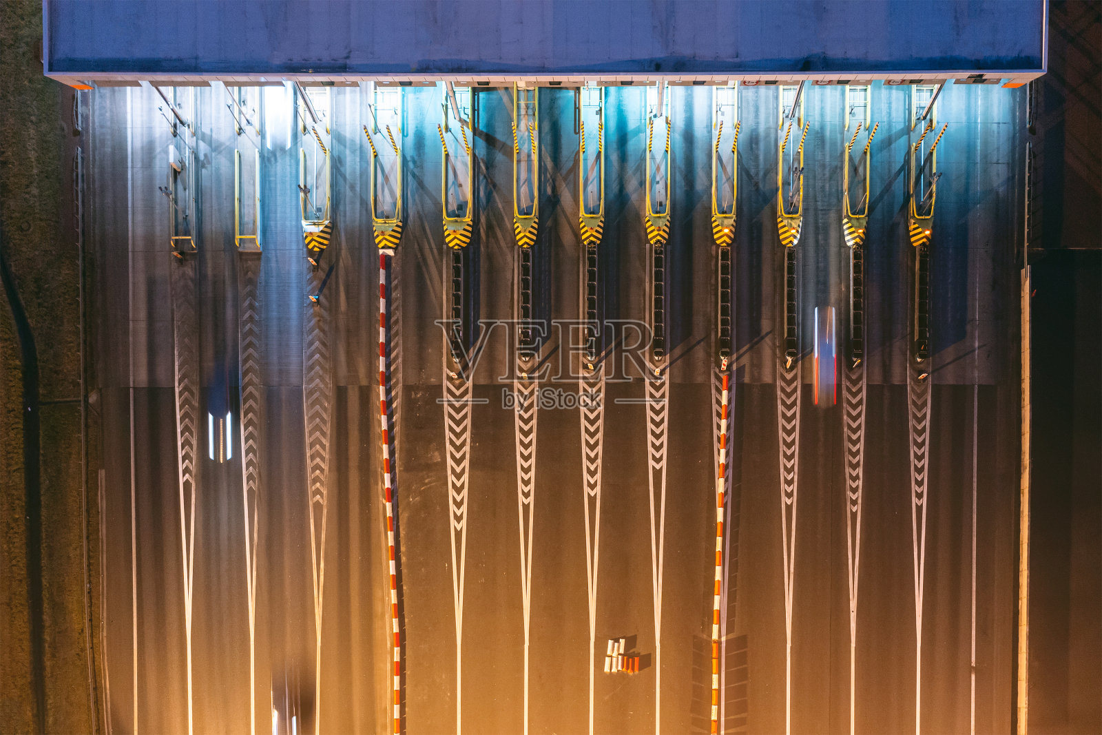 收费站，夜间用无人机从高空拍摄照片摄影图片