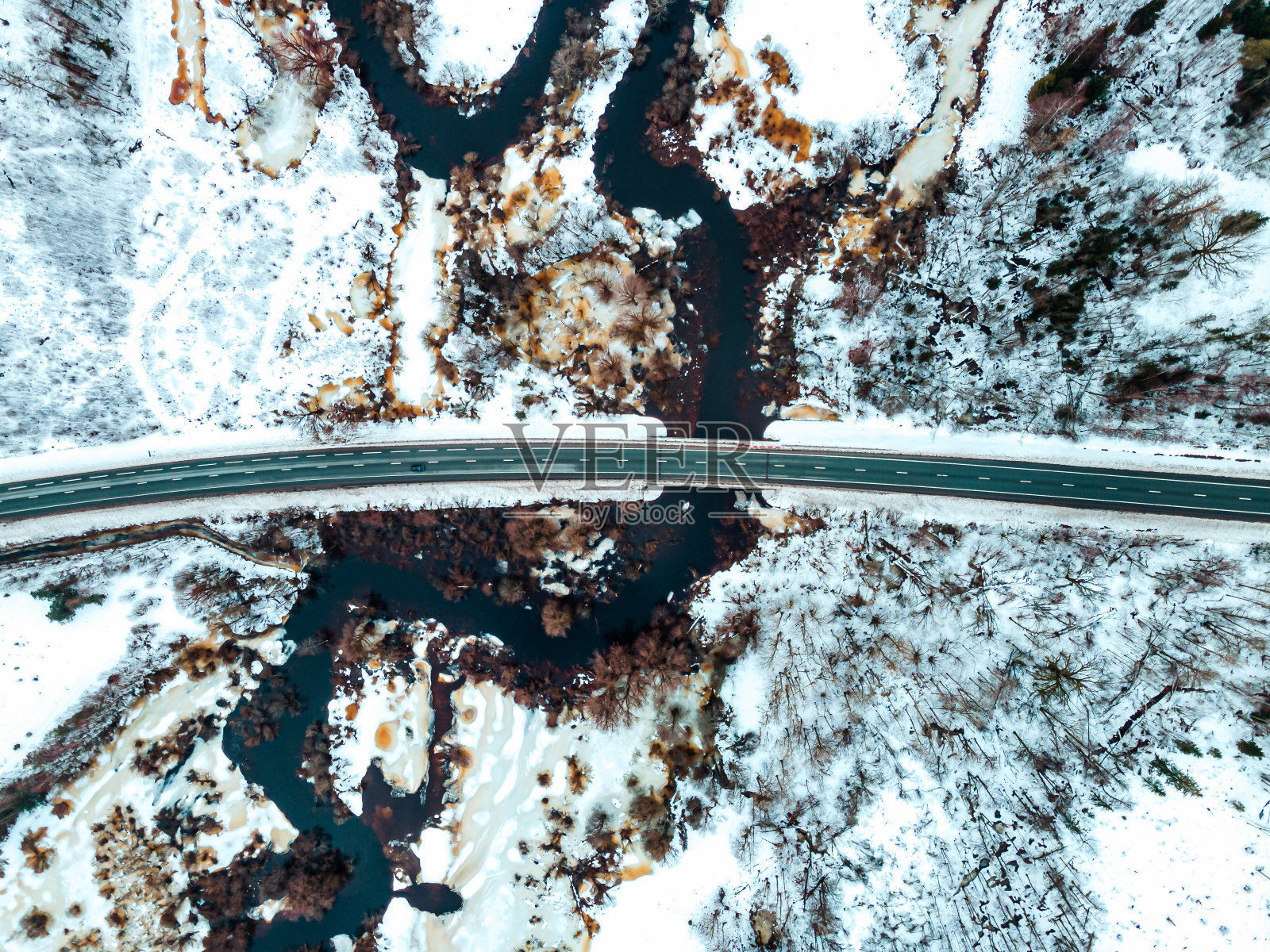 初春小河流鸟瞰图。融雪期间积雪融化照片摄影图片