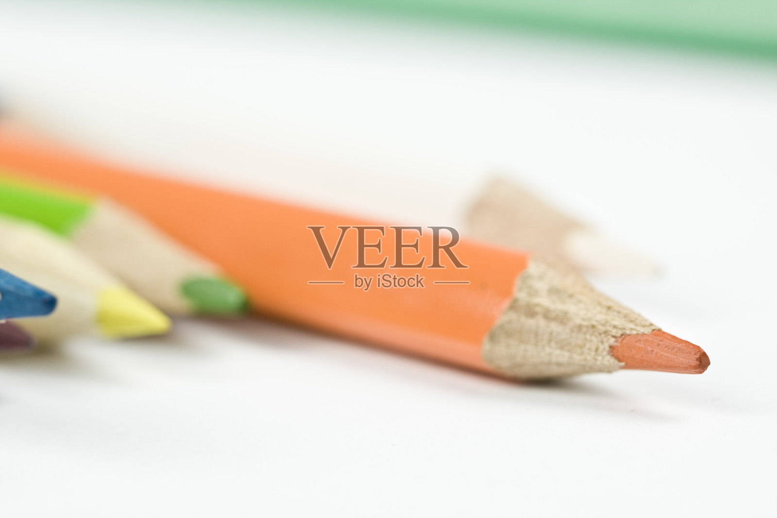 彩色铅笔孤立在白色背景特写。回到学校概念的文本拷贝空间照片摄影图片