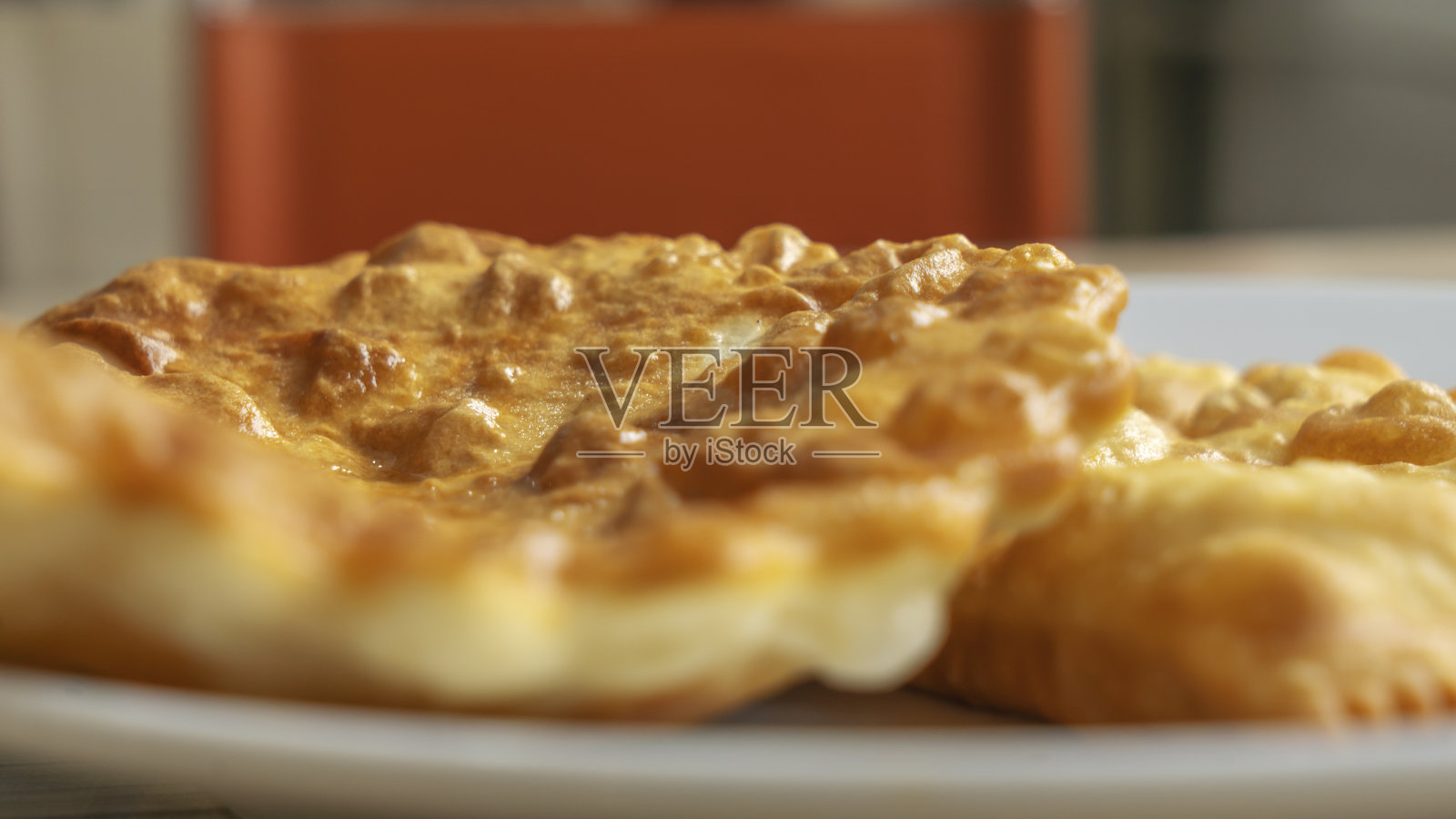 白色盘子上自制肉馅馅饼的特写镜头。拿走食物的概念。街头食品的背景。照片摄影图片