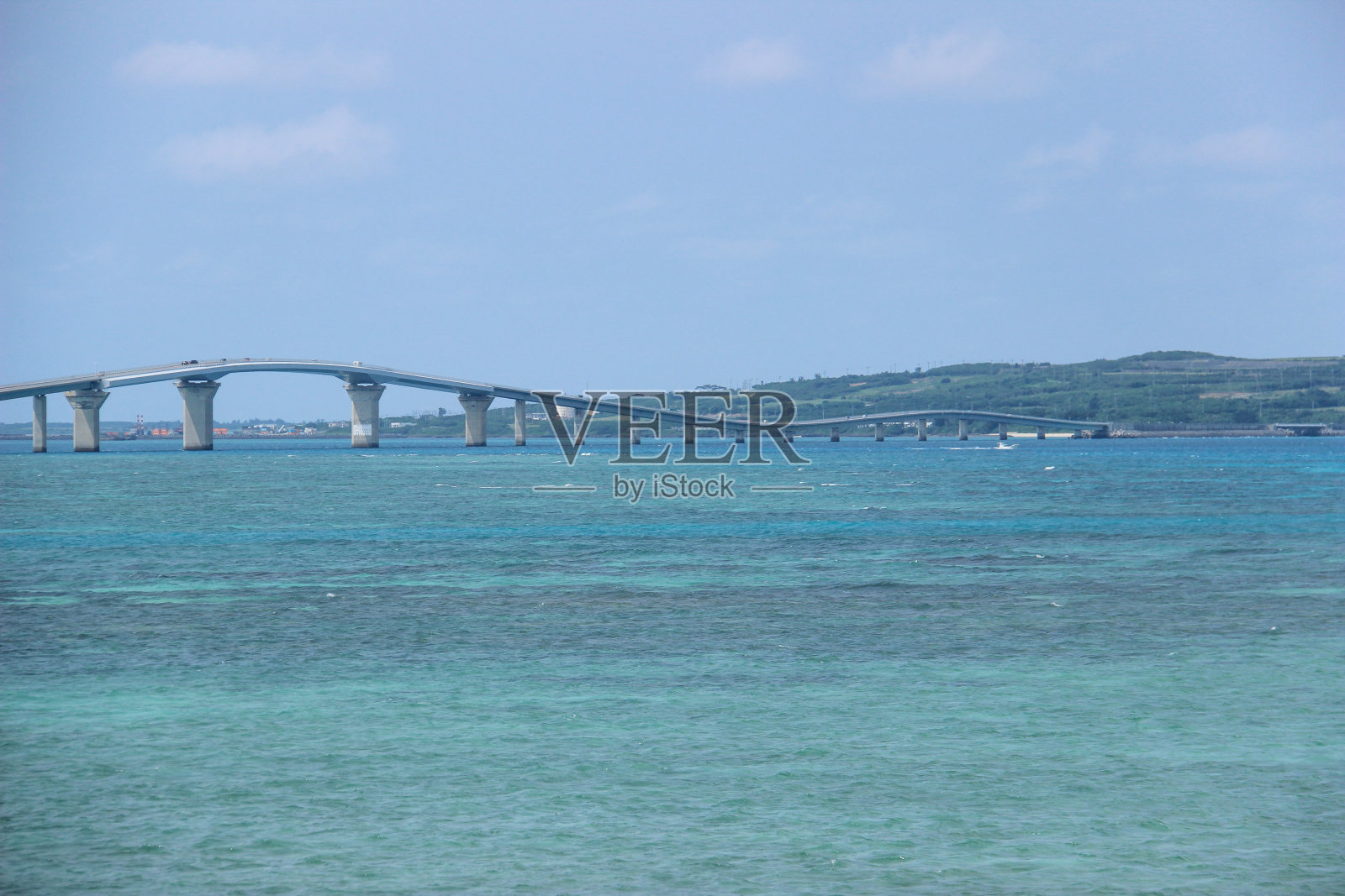 大海上有一座大桥照片摄影图片