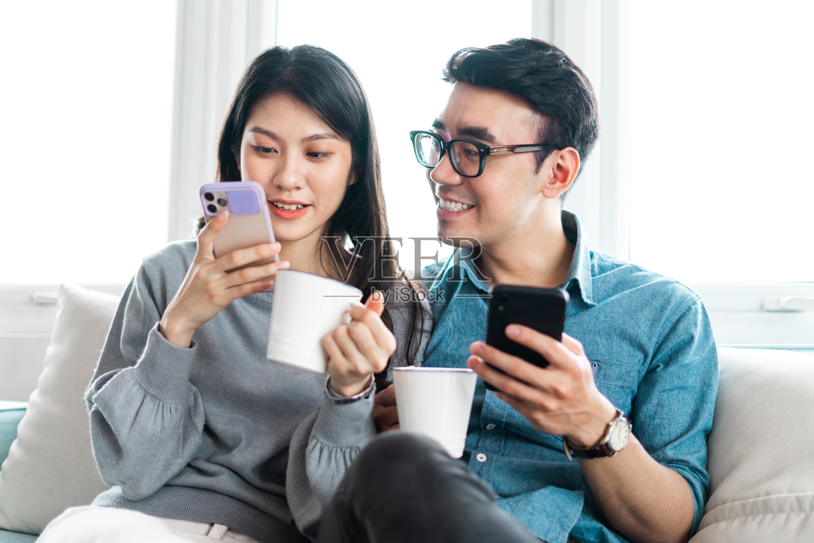 亚洲夫妇在家里的照片照片摄影图片