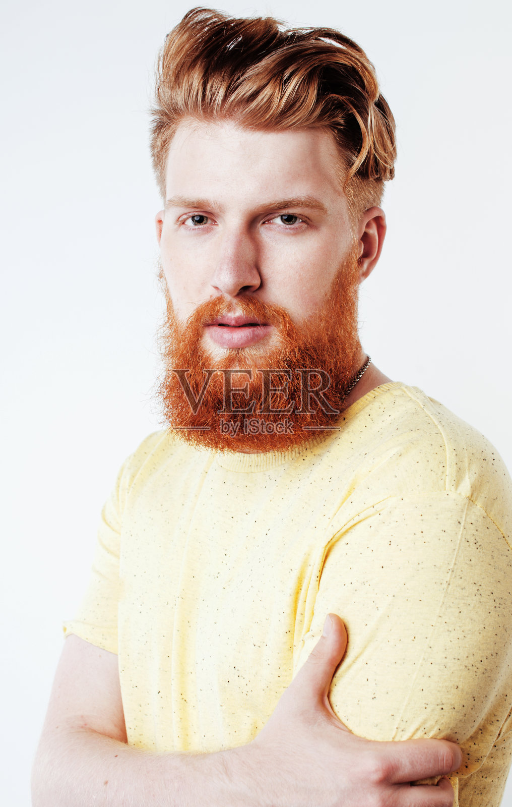 年轻英俊的潮人，姜黄色胡须的家伙看起来野蛮孤立在白色背景，生活方式的人的概念接近照片摄影图片
