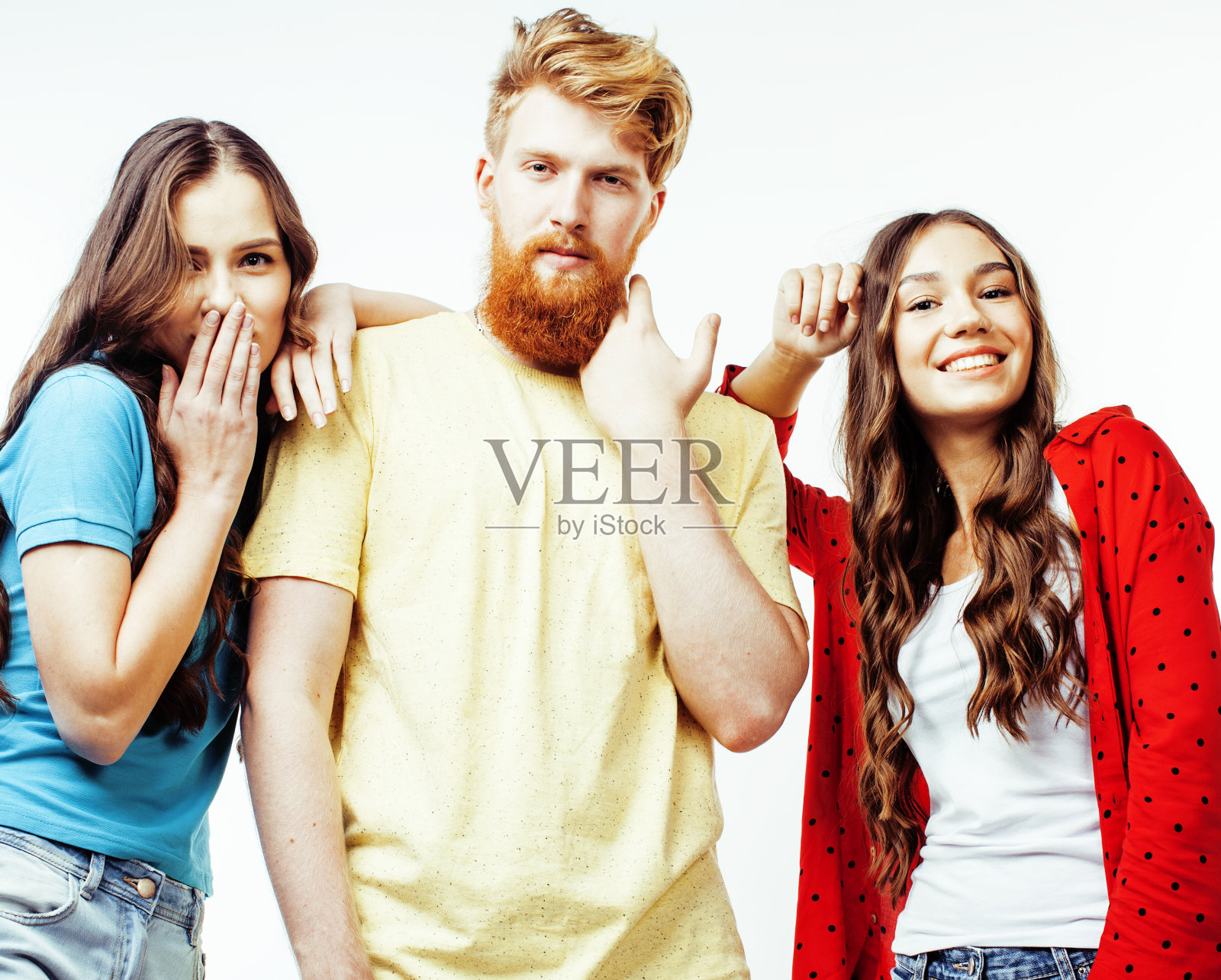 伴着嬉皮士的男生、红发大胡子的男生和女生朋友们一起玩乐，多样的时尚风格，生活方式的概念让人孤立在白色的背景上亲密无间照片摄影图片