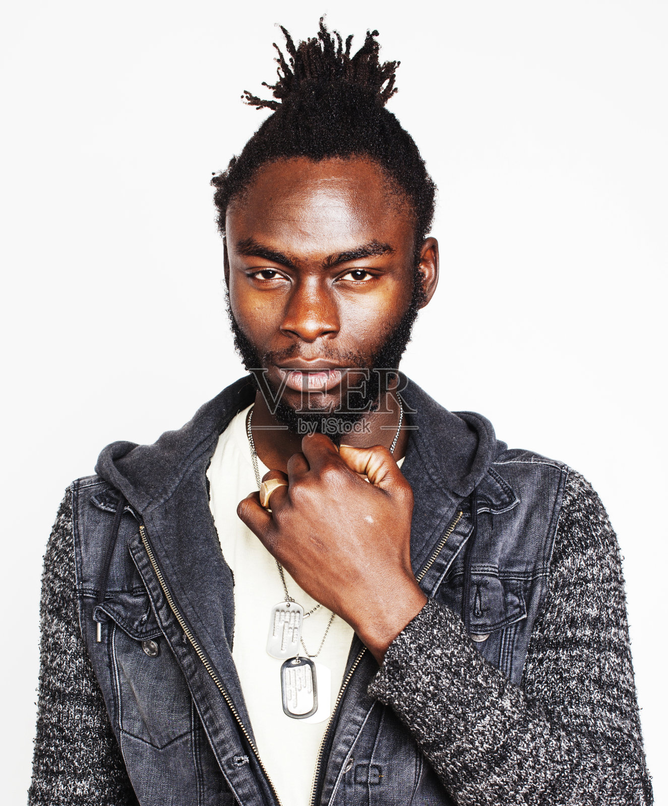 年轻英俊的非洲裔美国男孩时尚潮人手势情感孤立在白色背景微笑照片摄影图片