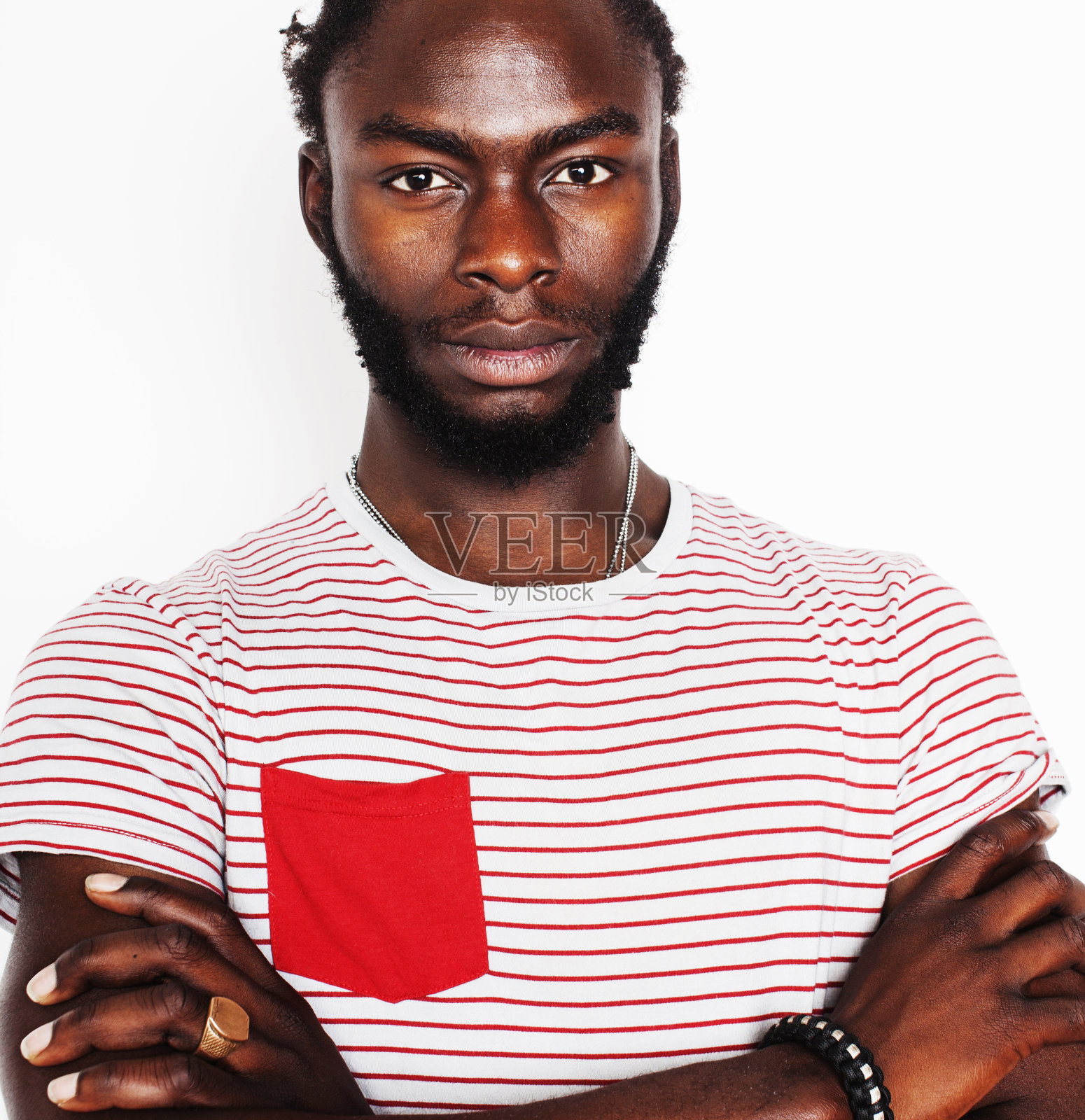 年轻英俊的非洲裔美国男孩时尚潮人手势情感孤立在白色背景微笑照片摄影图片