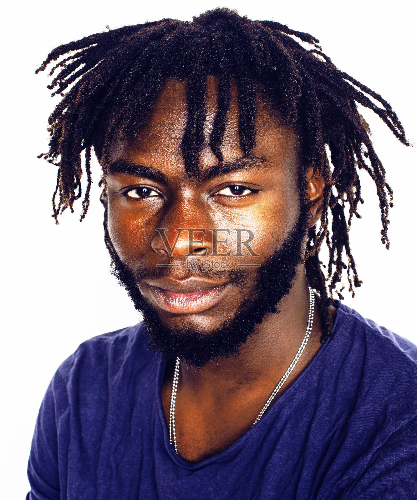 年轻英俊的非洲裔美国男孩时尚潮人手势情感孤立在白色背景微笑照片摄影图片