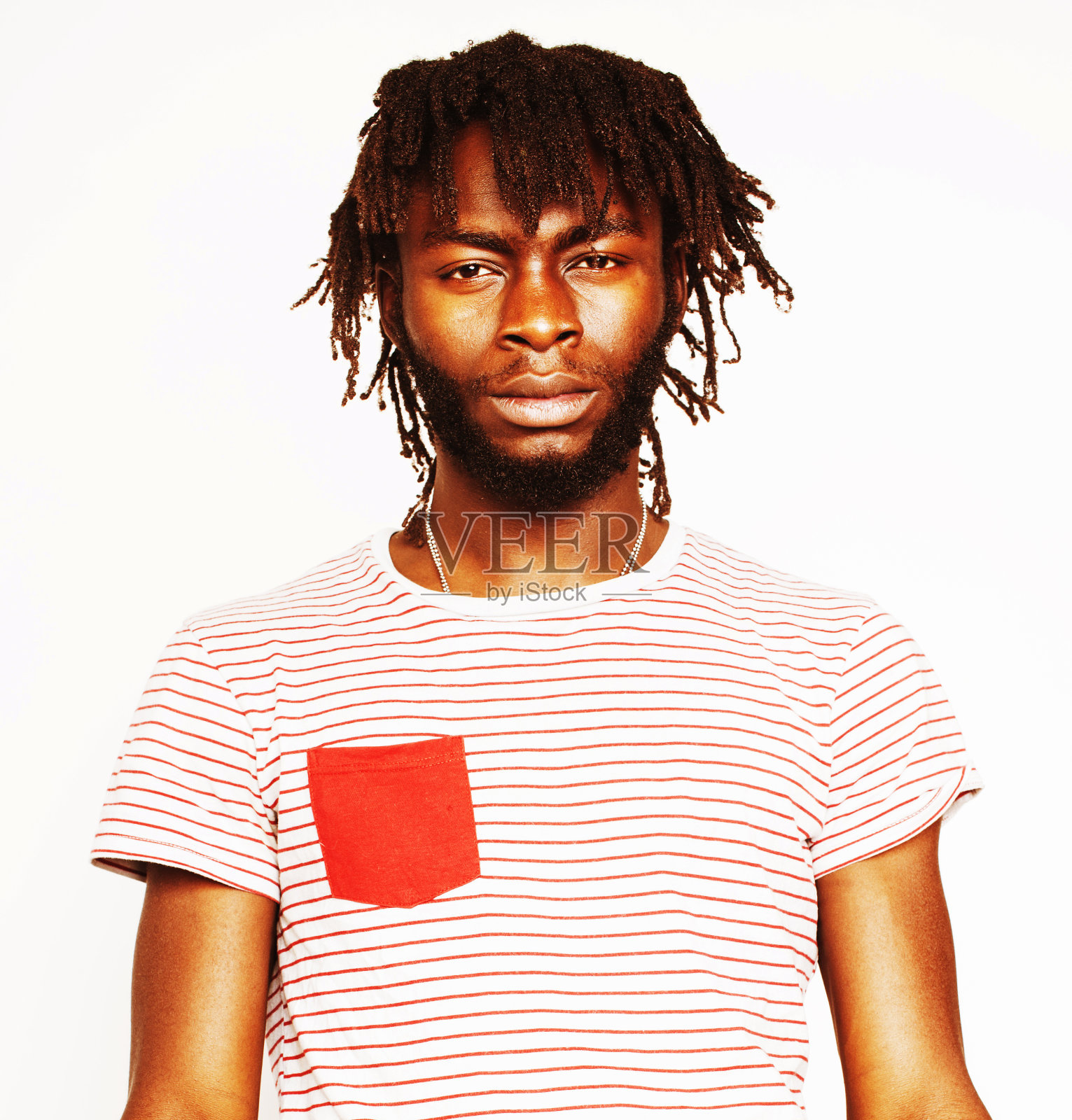 年轻英俊的非洲裔美国男孩时尚潮人手势情感孤立在白色背景微笑照片摄影图片