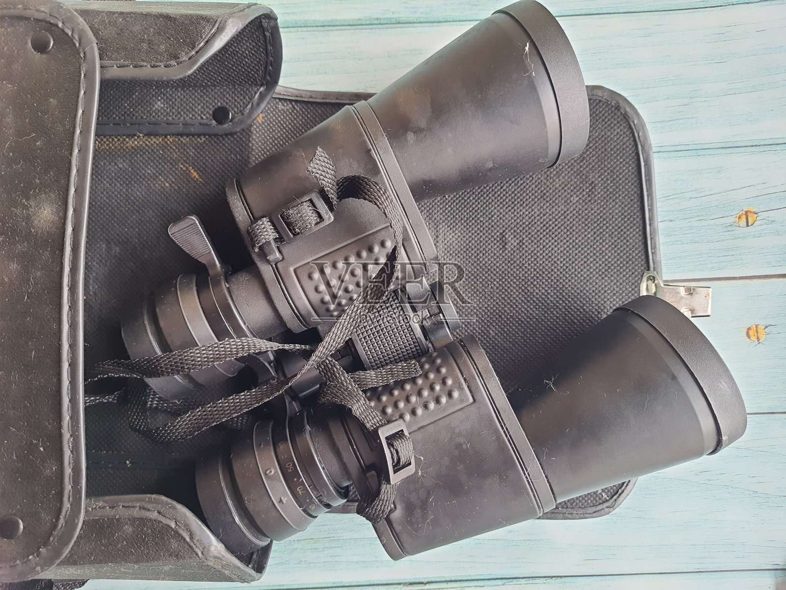 木桌上有一副带盒子的望远镜。前视图。照片摄影图片