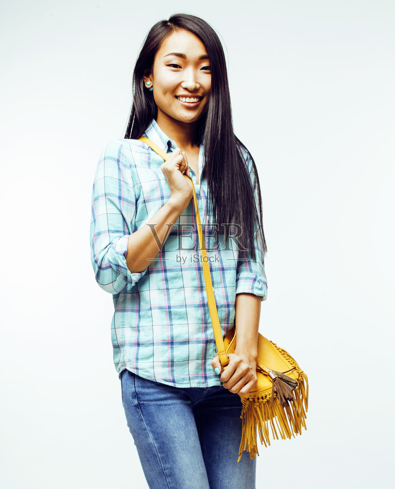 年轻漂亮的亚洲女人摆出欢快的表情孤立在白色的背景下，生活方式的概念人接近照片摄影图片