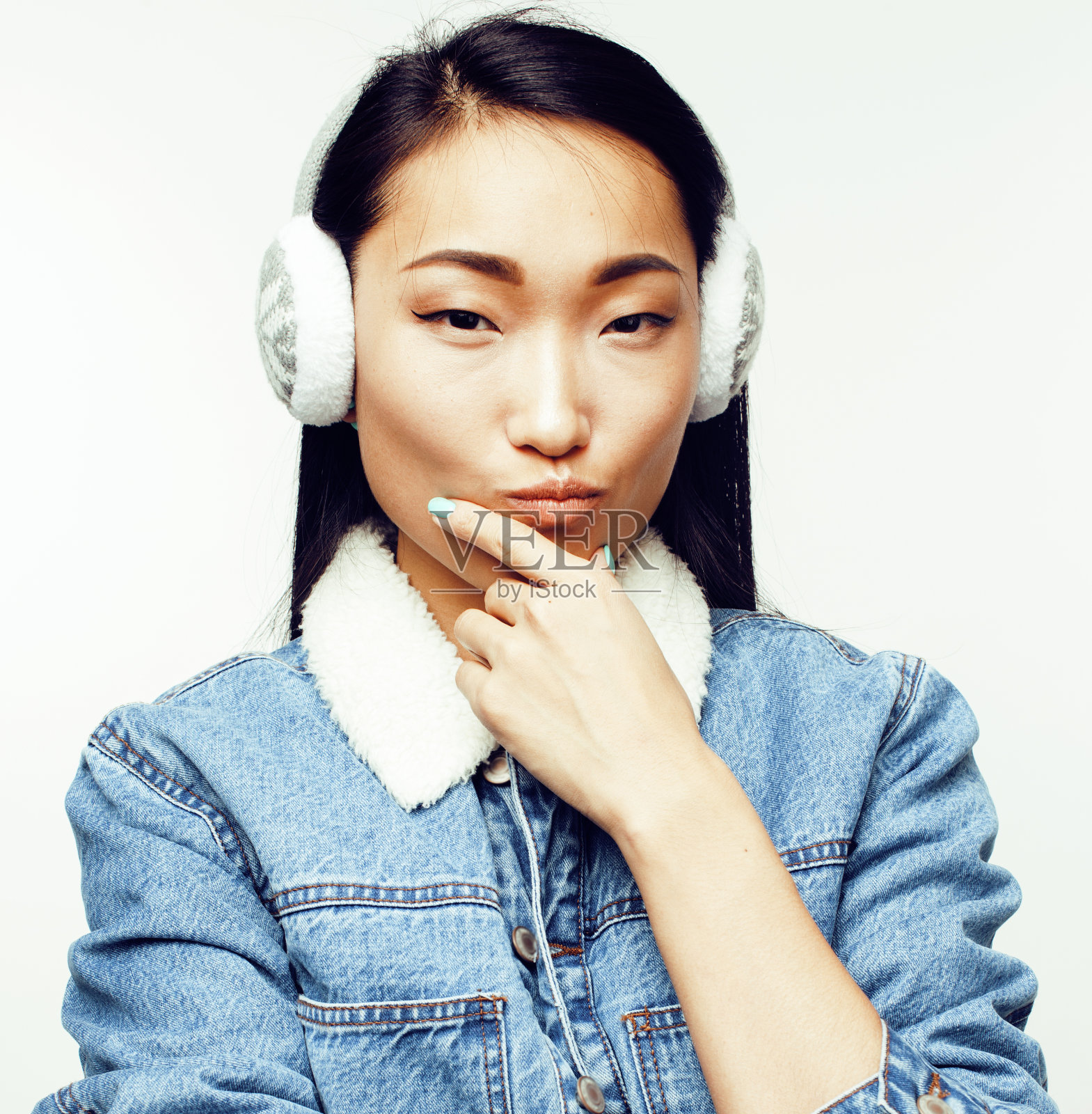 年轻漂亮的亚洲女人摆出欢快的表情孤立在白色的背景下，生活方式的概念人接近照片摄影图片