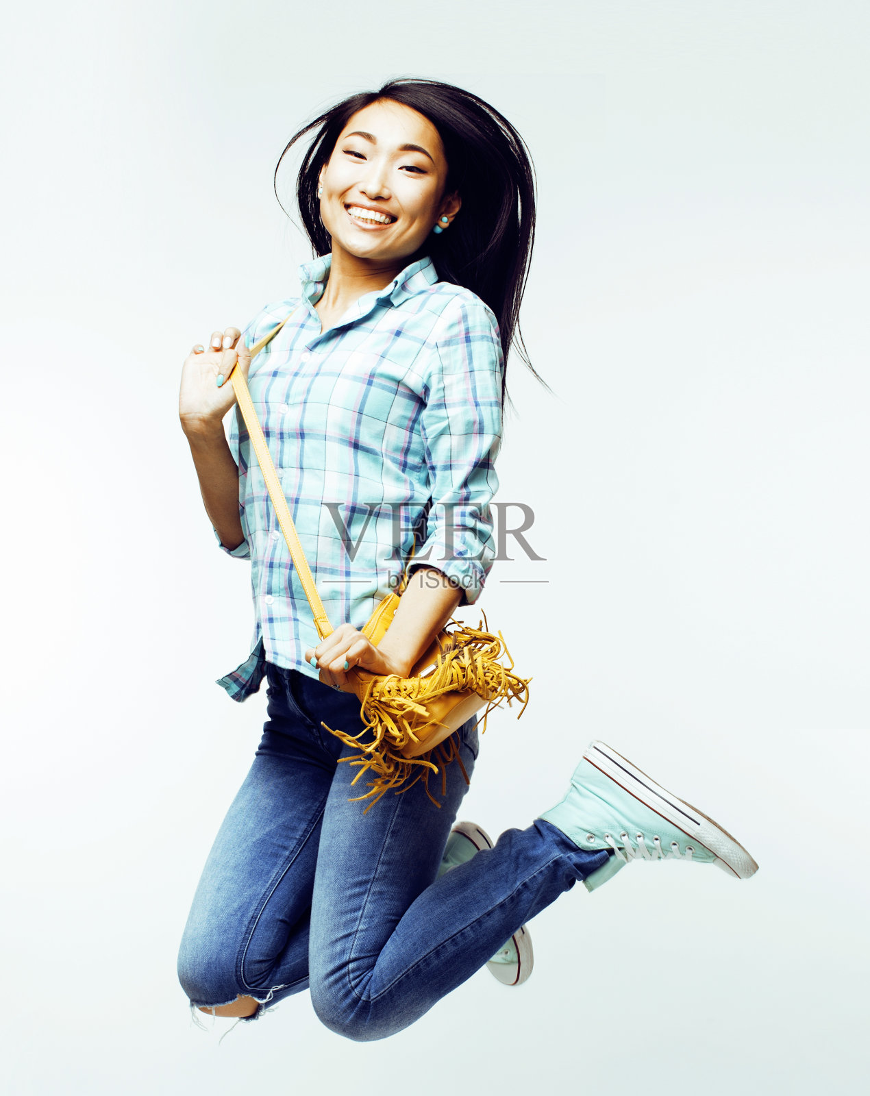 年轻漂亮的亚洲女人摆出欢快的表情孤立在白色的背景下，生活方式的概念人接近照片摄影图片