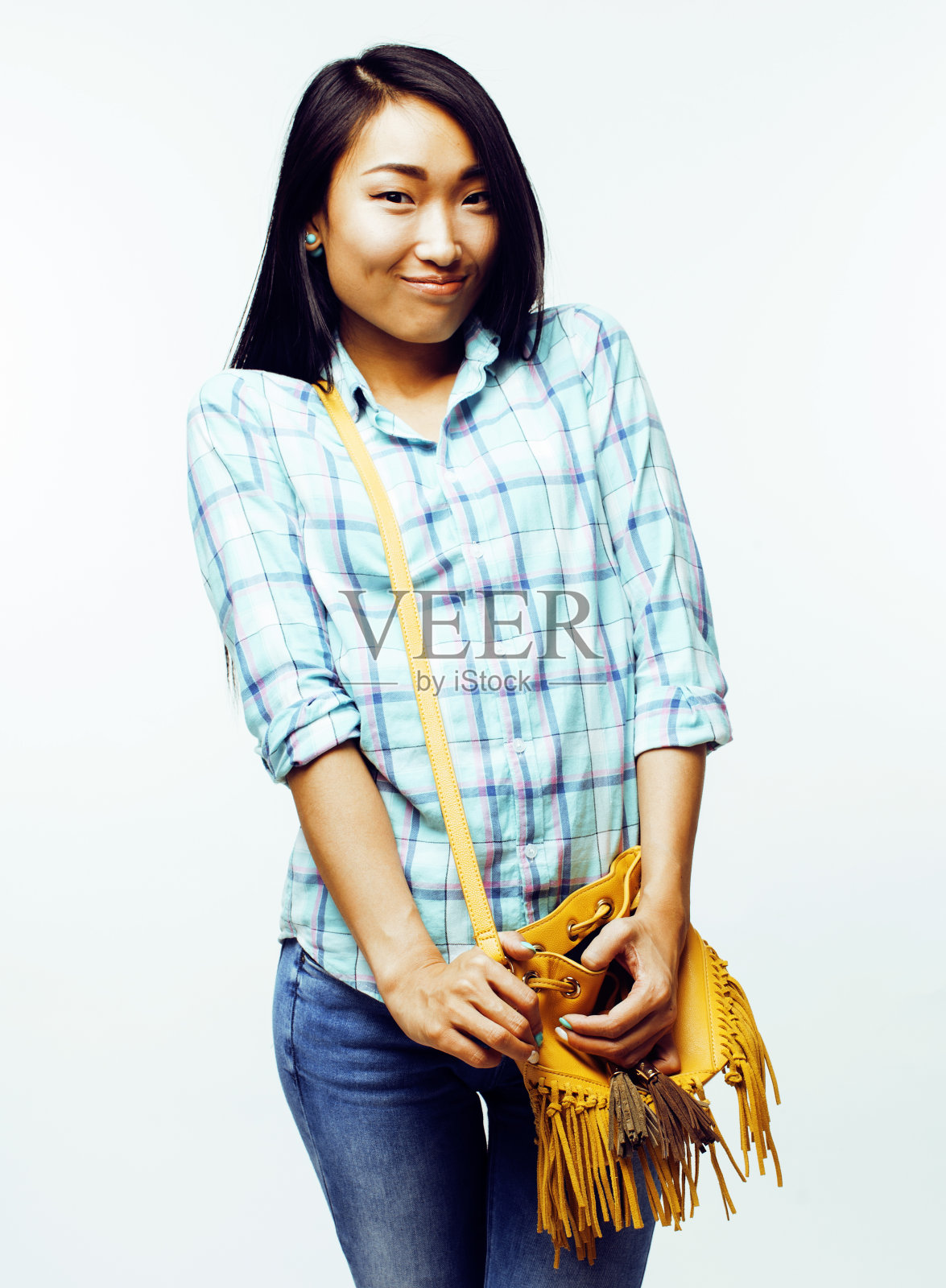 年轻漂亮的亚洲女人摆出欢快的表情孤立在白色的背景下，生活方式的概念人接近照片摄影图片