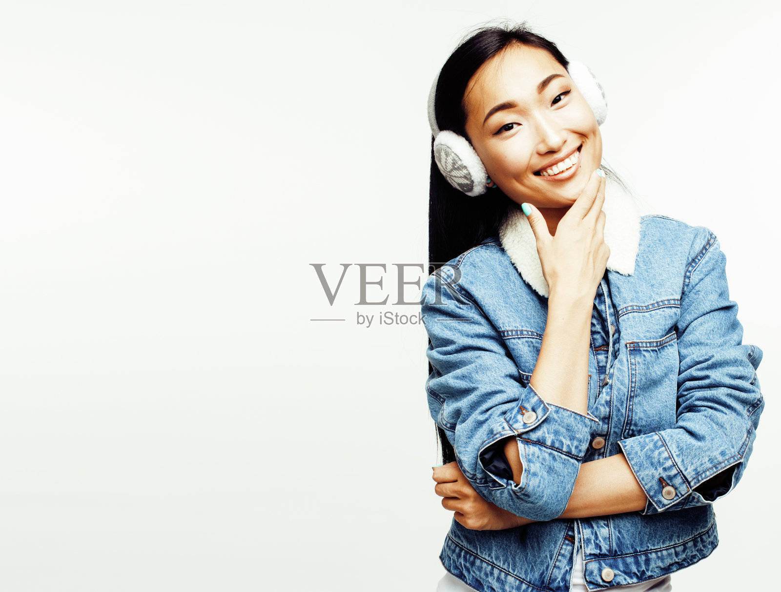 年轻漂亮的亚洲女人摆出欢快的表情孤立在白色的背景下，生活方式的概念人接近照片摄影图片