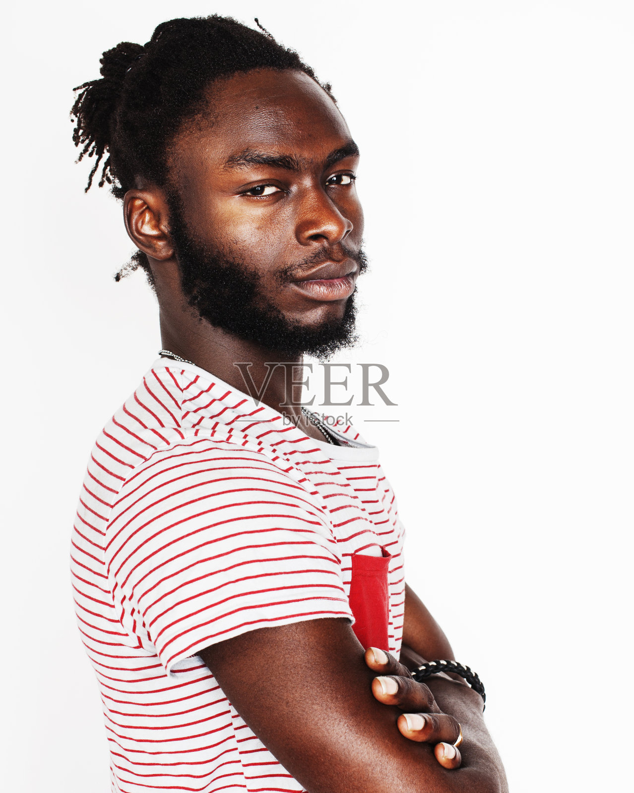 年轻英俊的非洲裔美国男孩时尚潮人手势情感孤立在白色背景微笑照片摄影图片